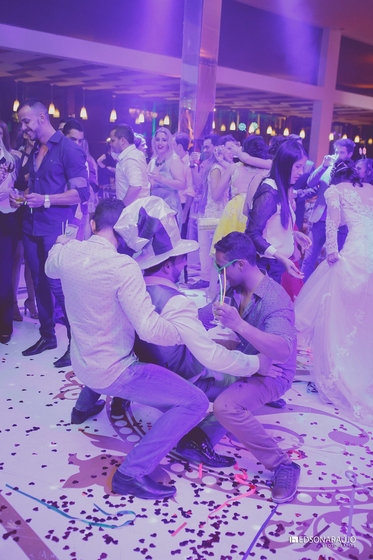 Edson, Edson ARaujo, Edson Araujo Fotografias, Noivas de João Pinheiro, Vestido de noiva, buque vermelhor, véu de noiva, Riviera, Salão do kika,