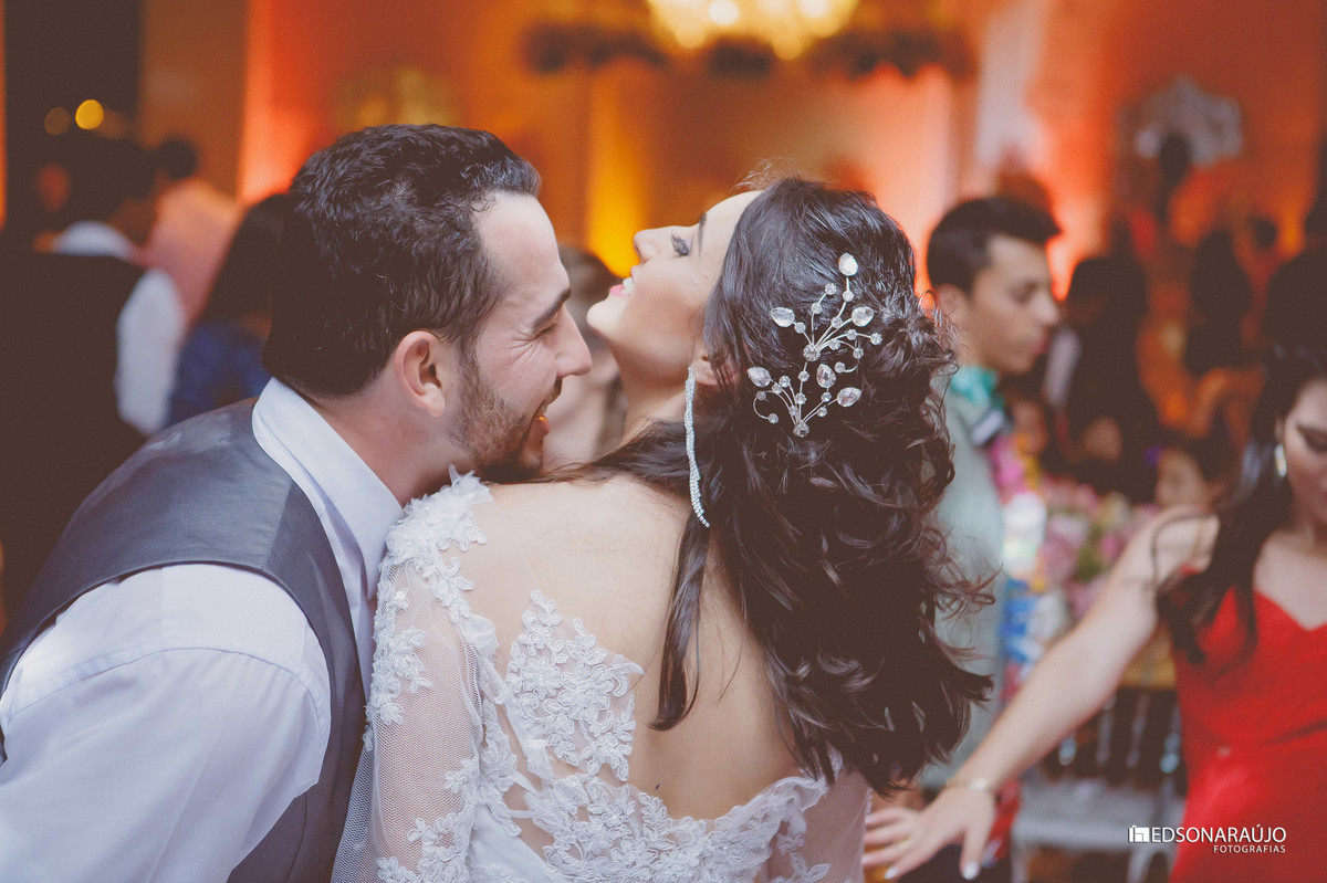 Edson, Edson ARaujo, Edson Araujo Fotografias, Noivas de João Pinheiro, Vestido de noiva, buque vermelhor, véu de noiva, Riviera, Salão do kika,