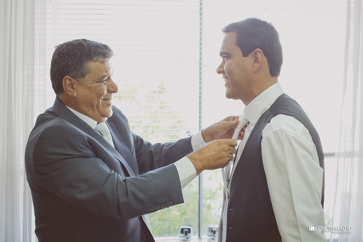 Noivo em Patos, Roupa de noivo, making of de noivo, Casando em Patos, Icasei, Edson Araujo, Conceito Eventos, gravata de noivo, Casar em Patos, Fotógrafo de casamentos em Minas Gerais, fotógrafo.