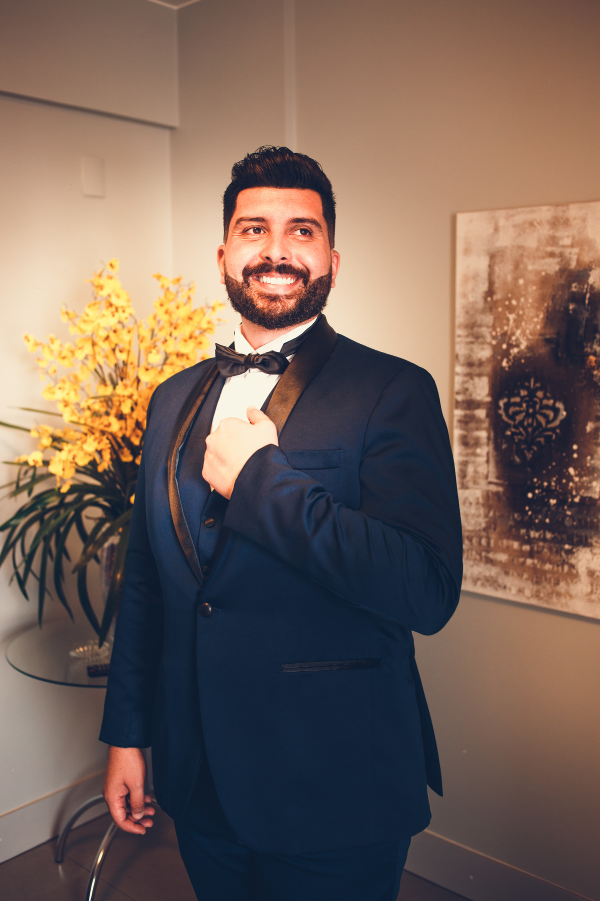 Noivo Heitor vestindo seu terno elegante na cor azul, foto feita no HZ hotel em Patos de Minas MG, MAKING OF NOIVO 