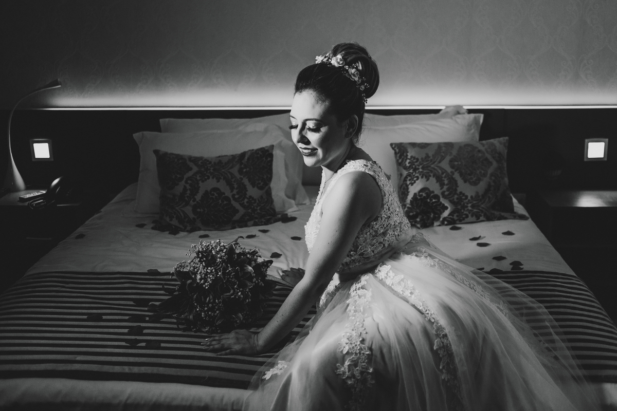 making of da noiva Bruna em Patos de minas mg no hotel hz, foto preto e branco da noiva Bruna em Patos de Minas no HZ Hotel 