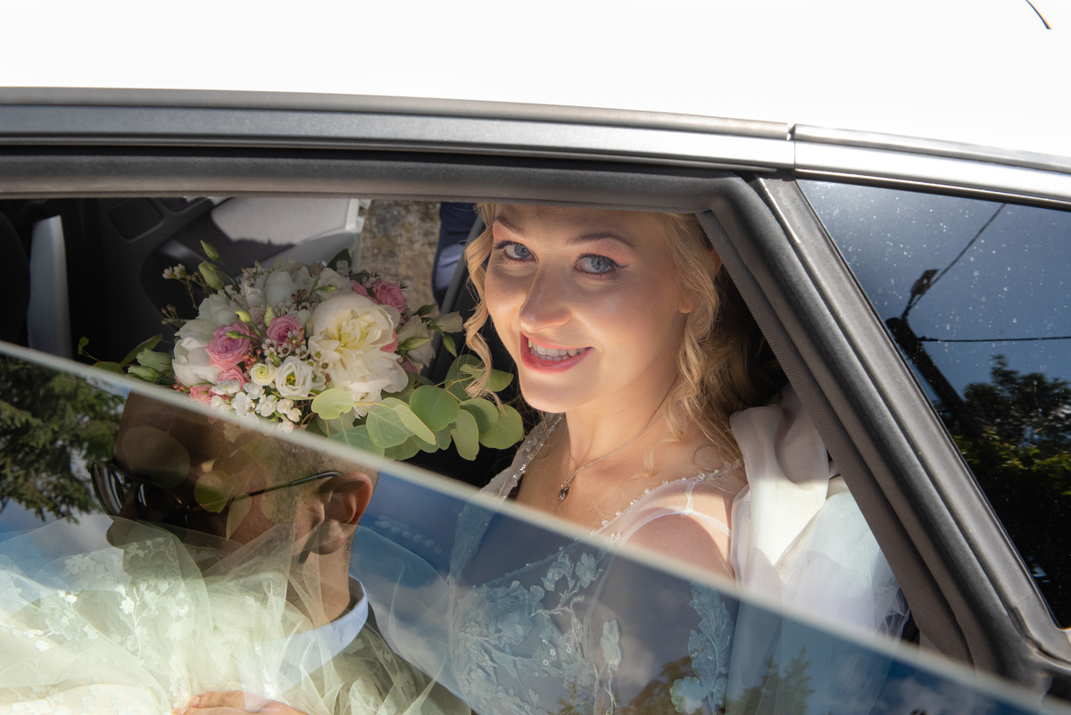 a noiva no carro