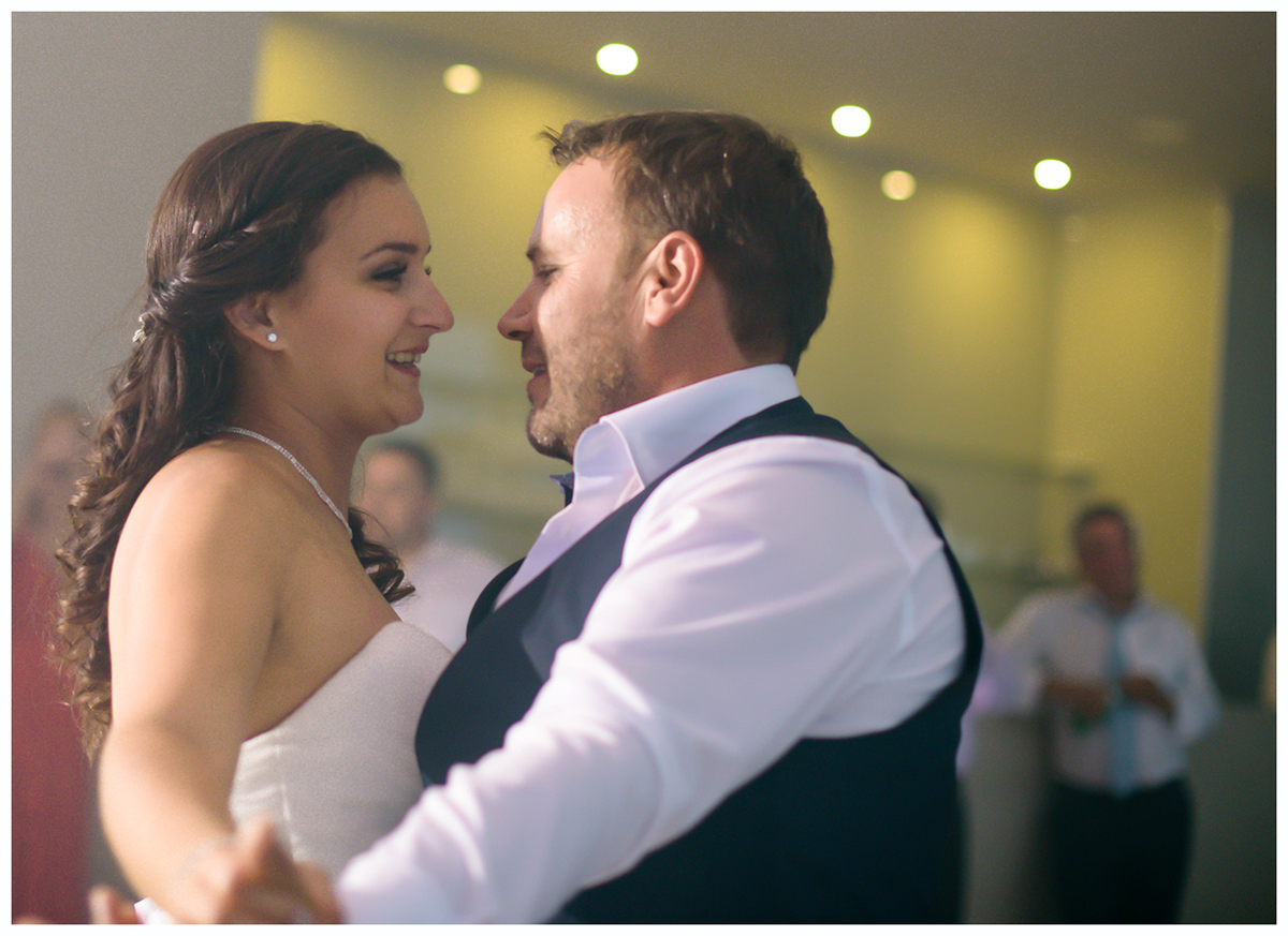 Fotografia dos noivos a dançar