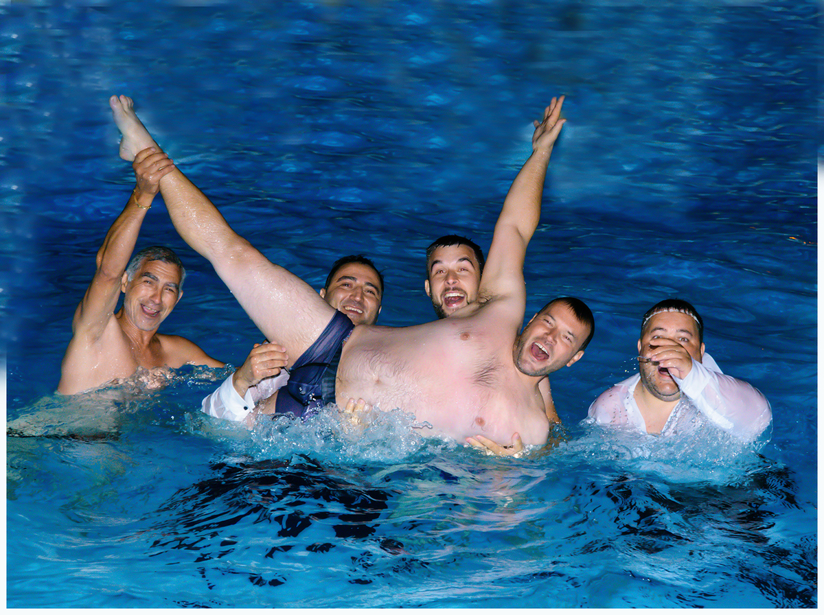 O banho na piscina do noivo- Casamento