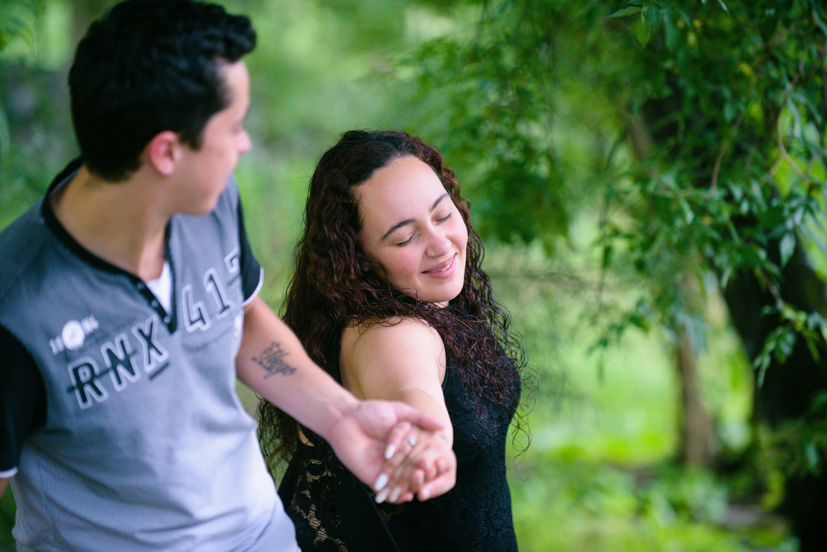 Os noivos correndo- sessão fotográfica-Bragança   