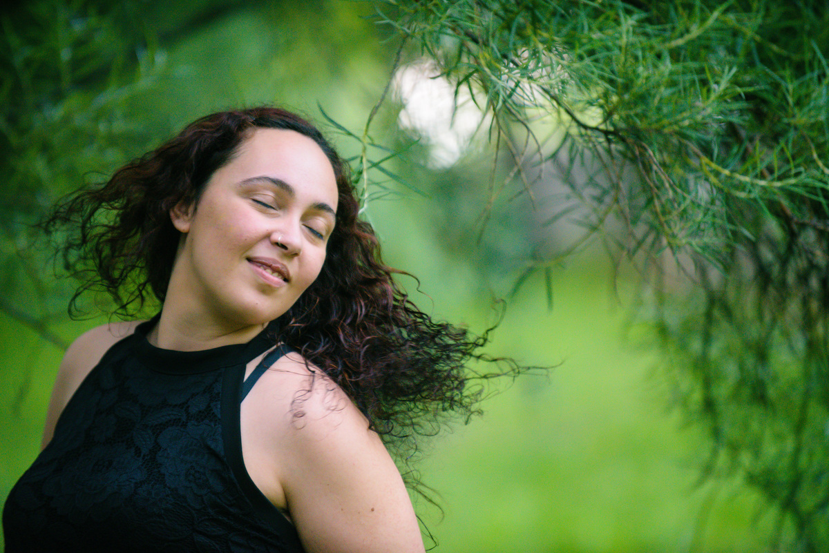 Cabelos ao vento da noiva -felicidade-jardim junto ao rio-Bragança