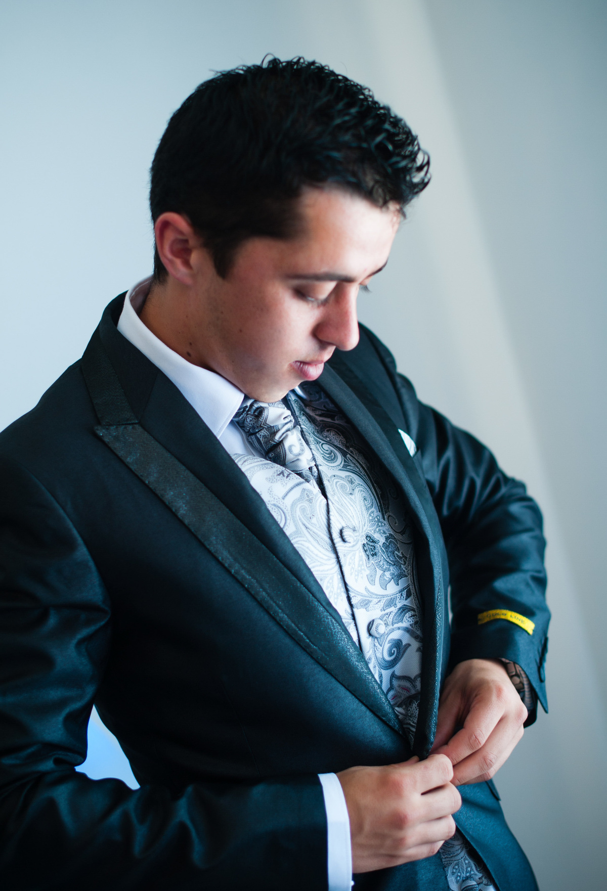 os preparativos do noivo em sua casa-fotografia espontânea-Bragança