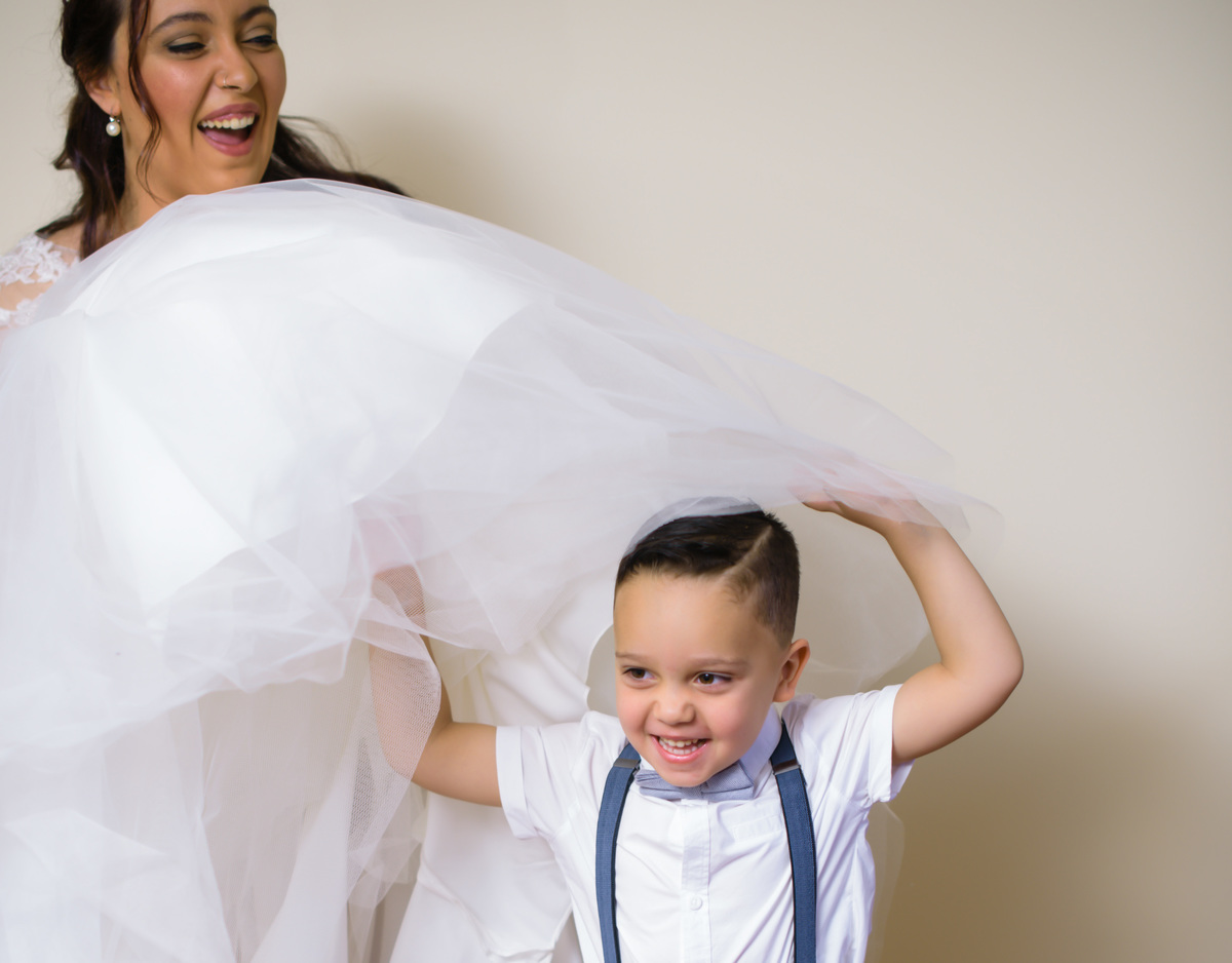 O filhote dos noivos brincando-dia do casamento-Bragança