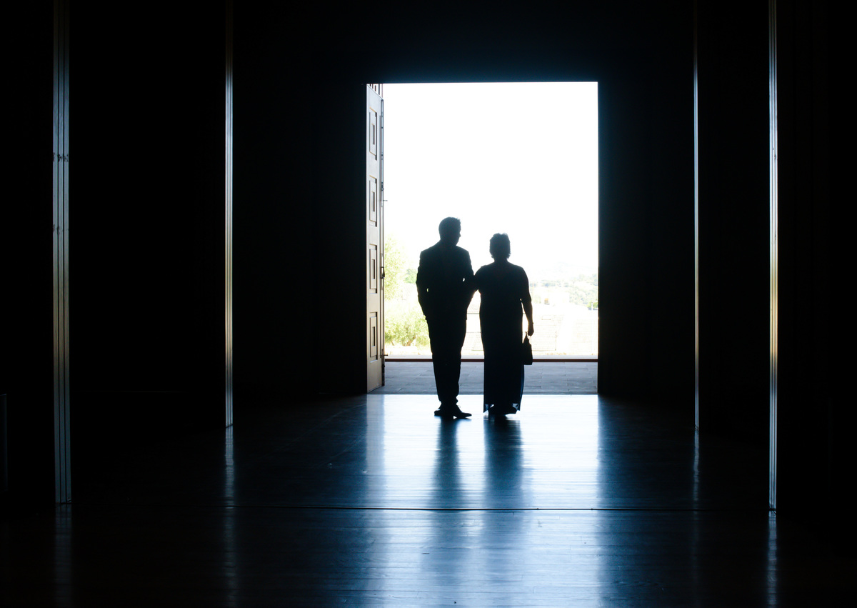 A entrada do noivo-silhueta-beleza fotográfica-casamento-Bragança