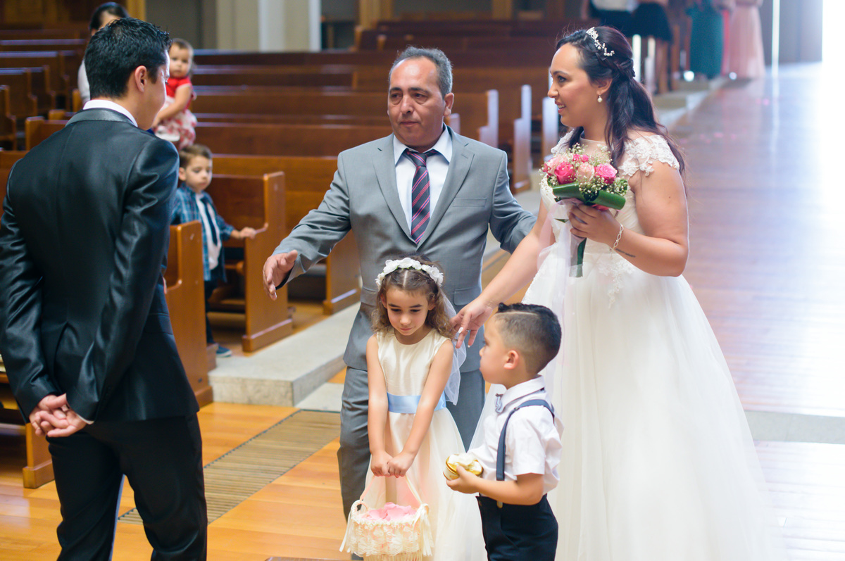 Chegada da noiva à igreja - Fotografia de casamento-Bragança