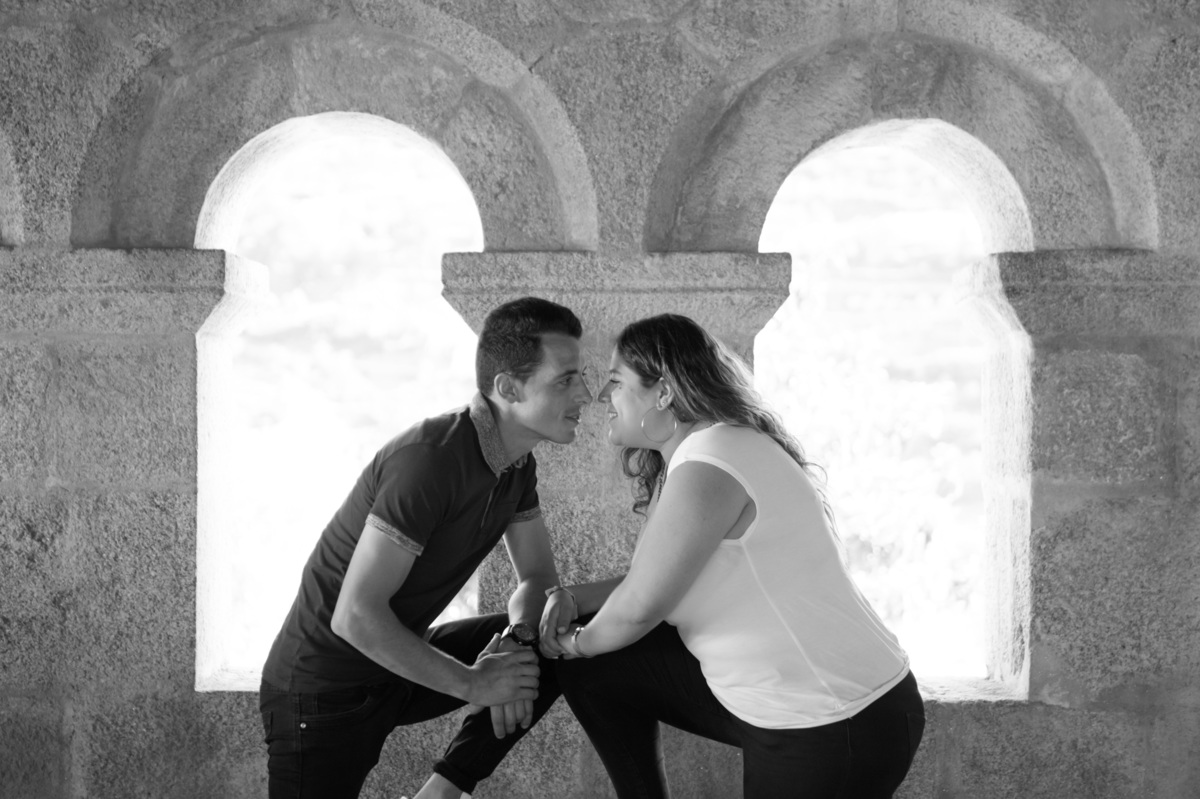 Os noivos na Domus Municipalis de Bragança- sessão pré casamento