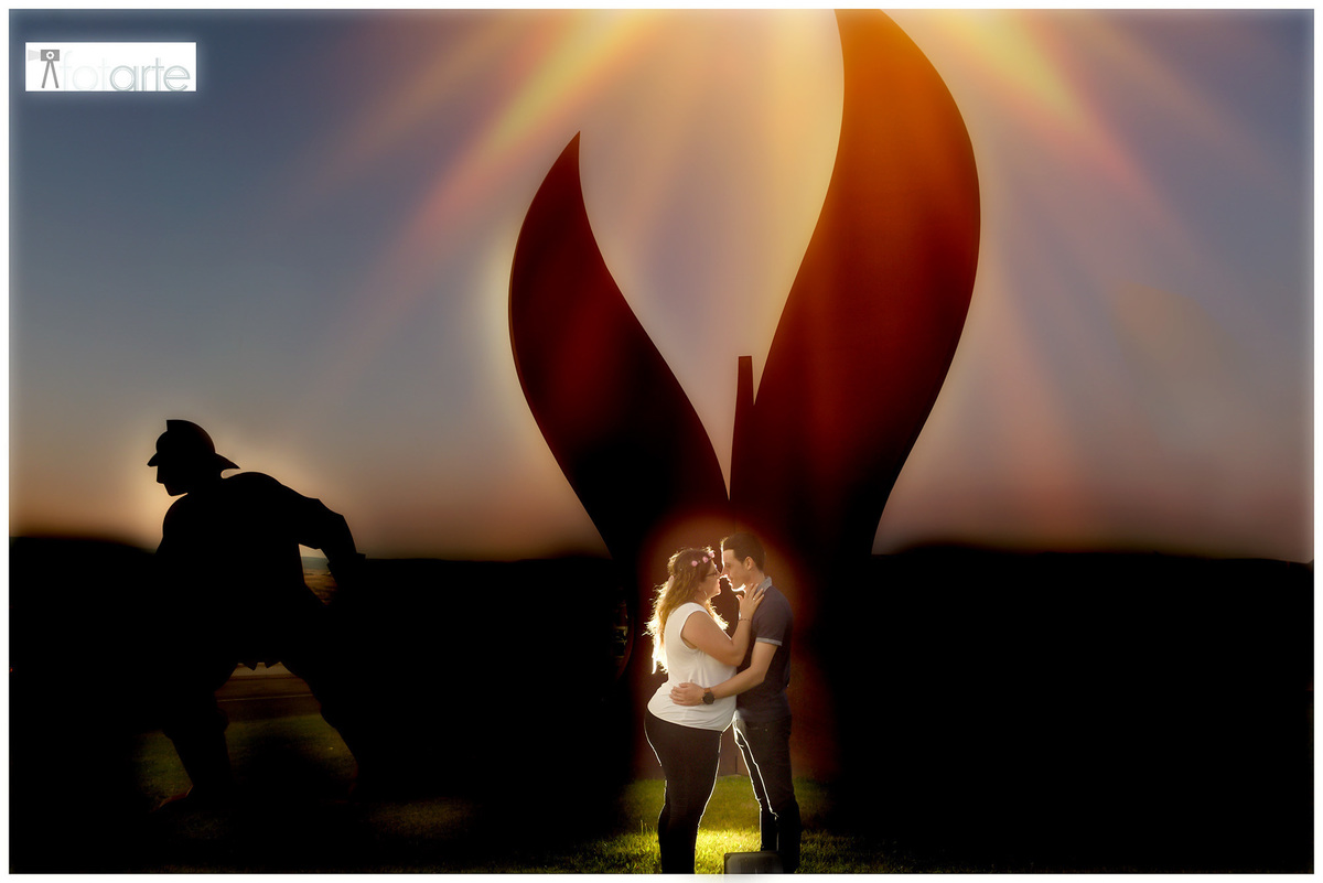 Noivos beijando-se ao pôr do Sol- sessão pré casamento