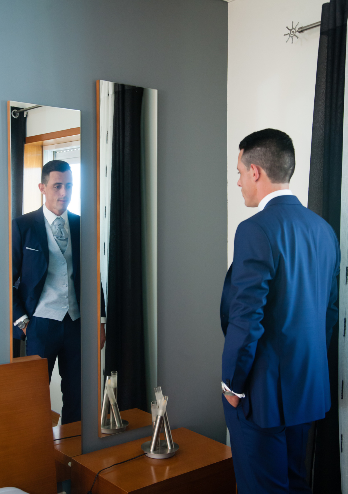  O Noivo olhando-se ao espelho no making-of