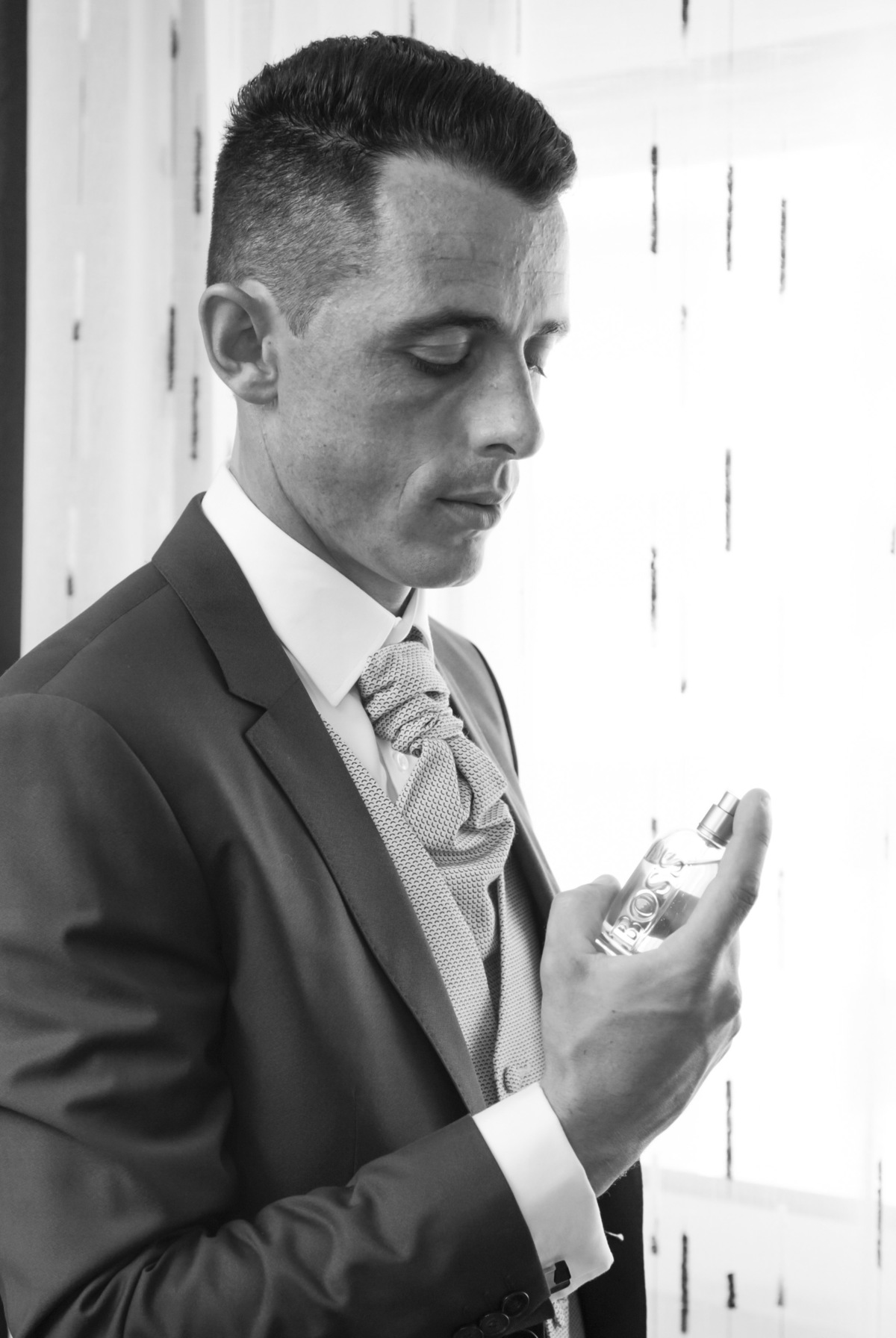 O noivo pondo o perfume no making-of