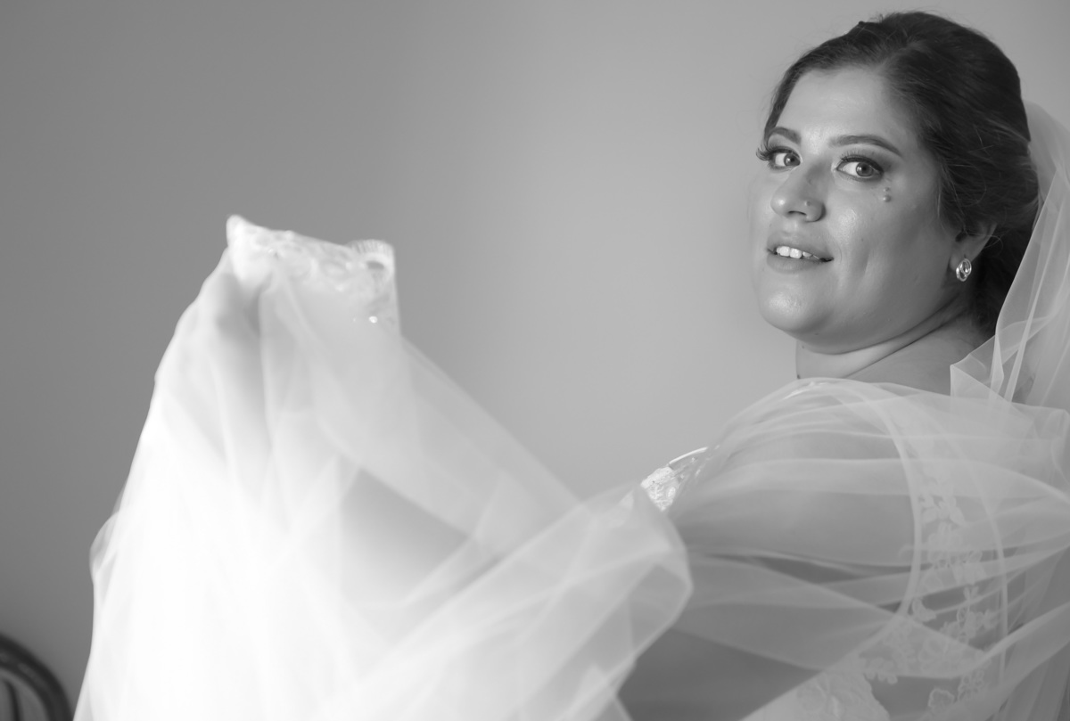 A noiva mostrando o seu lindo vestido- fotografo de casamento-Bragança