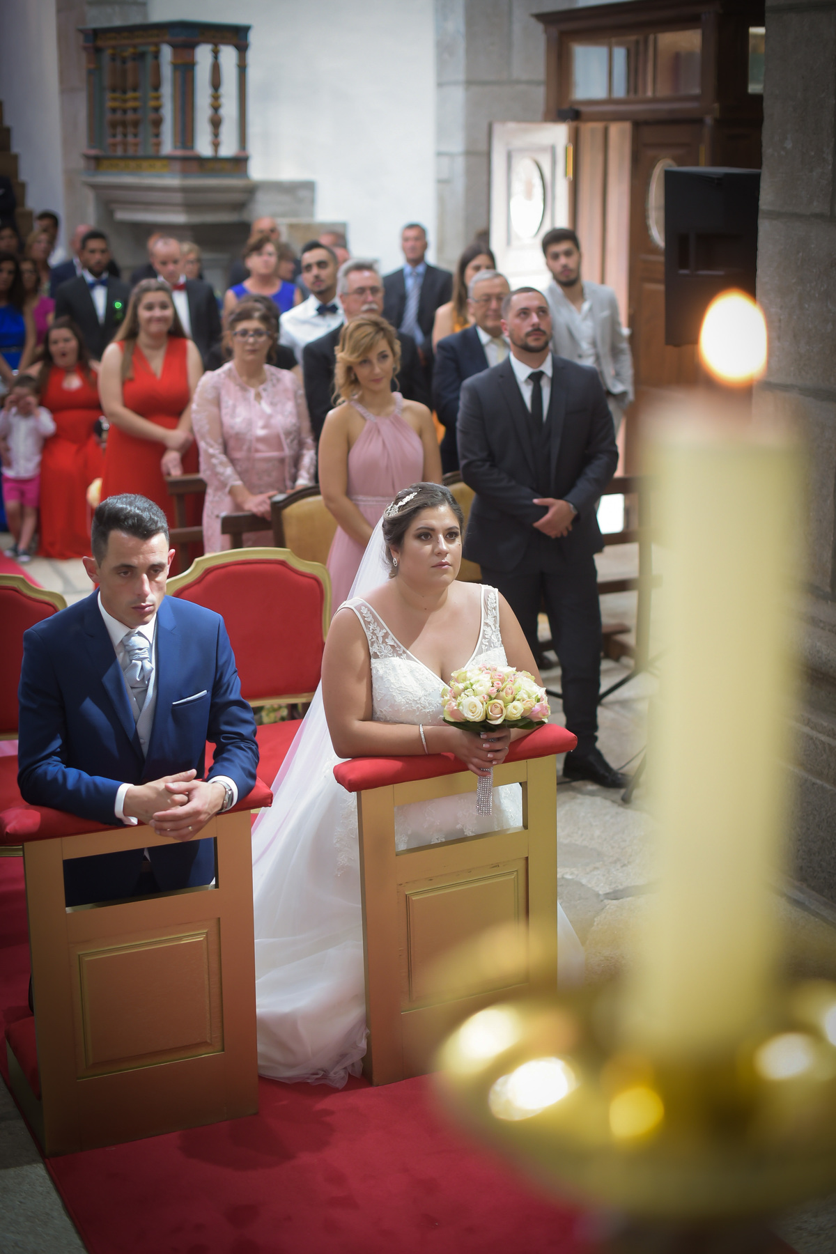 Os noivos em meditação-fotografia de casamento-Bragança