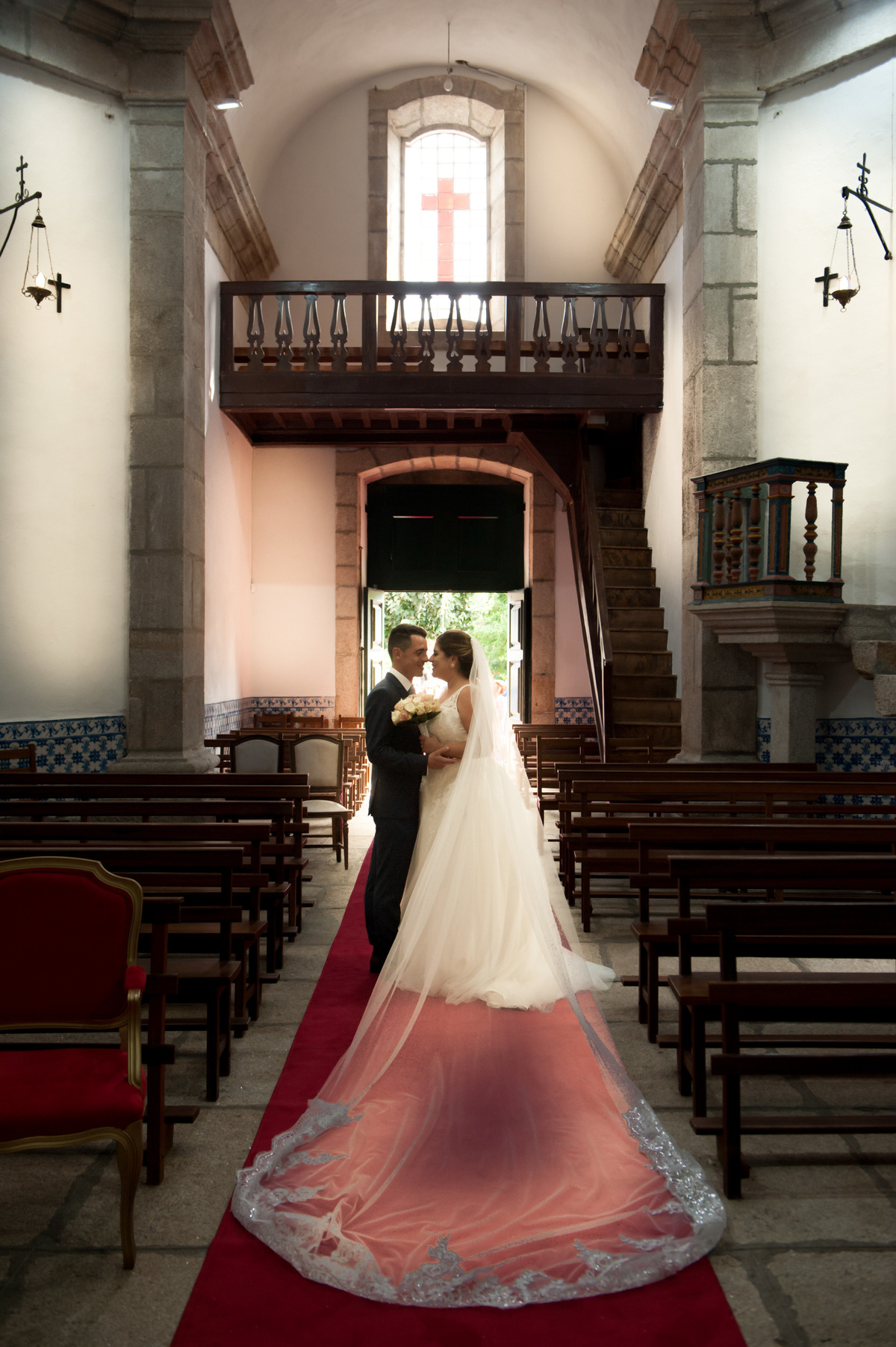 a fotografia dos noivos poisando-casamento-Bragança