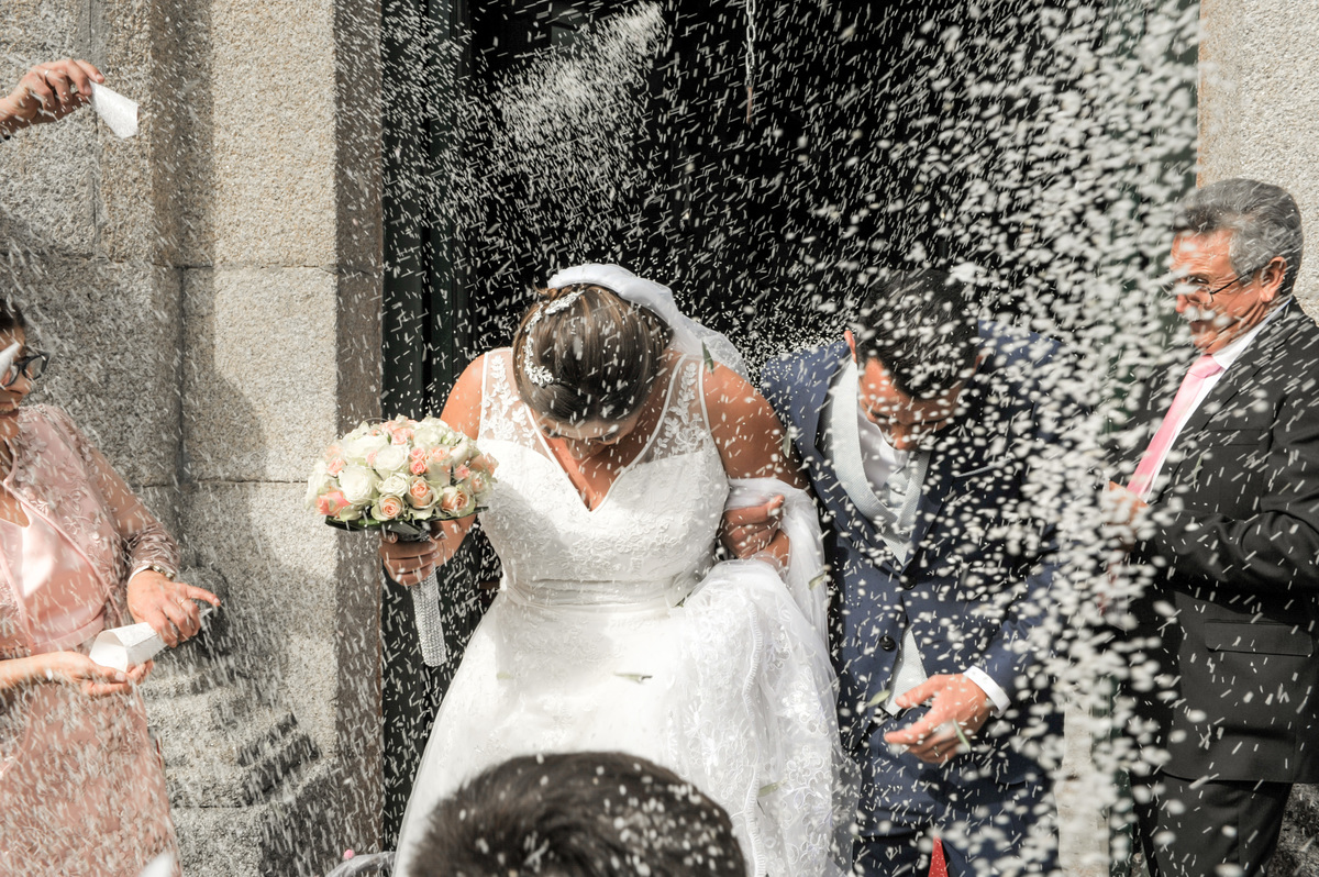 A  chuva de arroz - Igreja- fotografia de casamento-Bragança