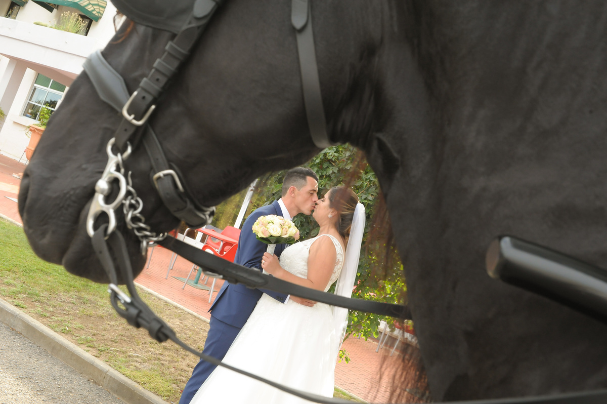 Ao fundo... O beijo dos noivos-fotografo de casamento-Bragança