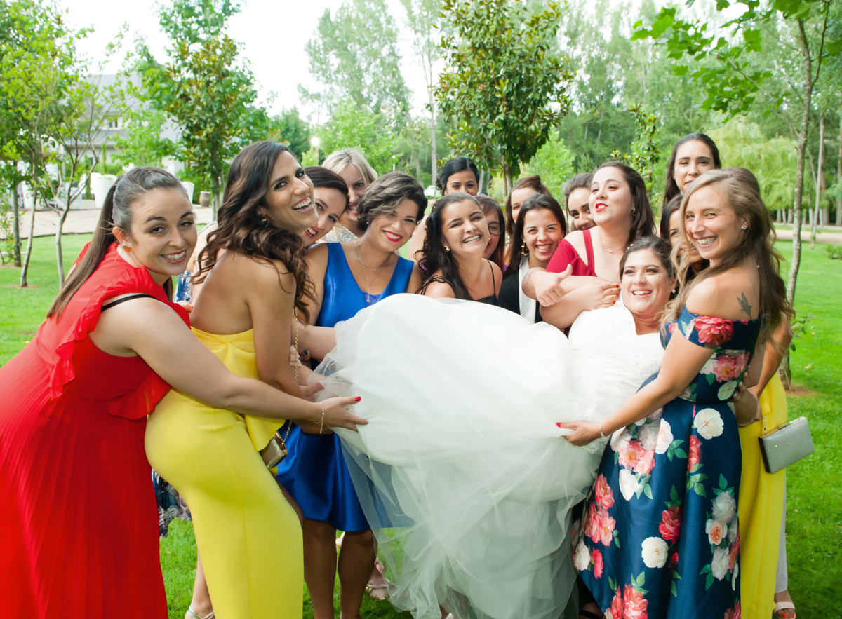 a noiva e as amigas sorrindo -fotografia de casamento-Quinta de la charrete