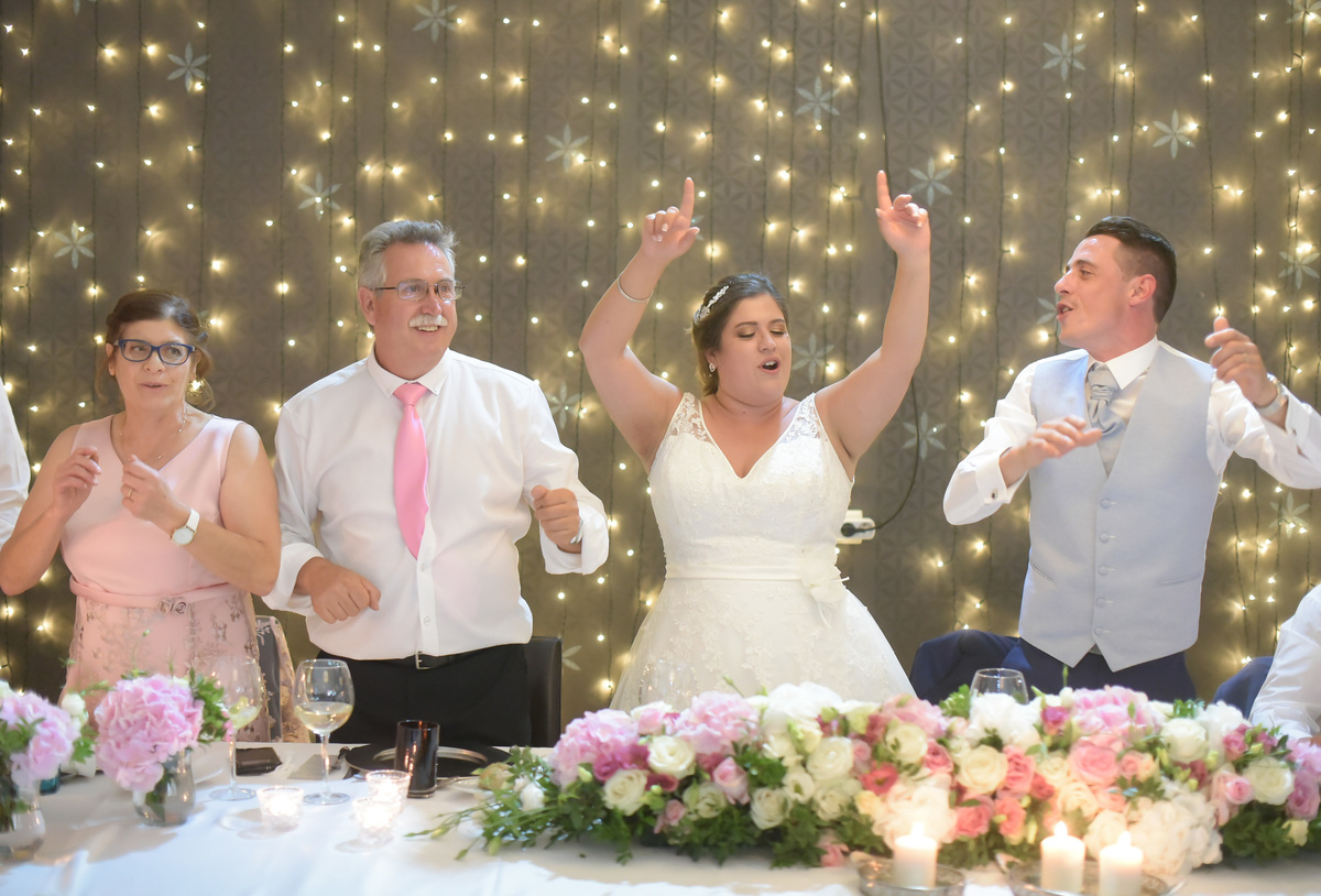 A felicidade dos noivos com os pais-fotografo-casamento-Bragança