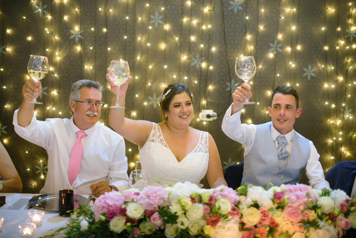 O brinde dos noivos-festa-fotógrafo- casamento