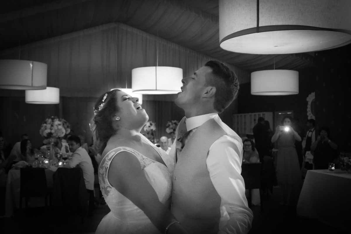 Os noivos divertidos no Casamento