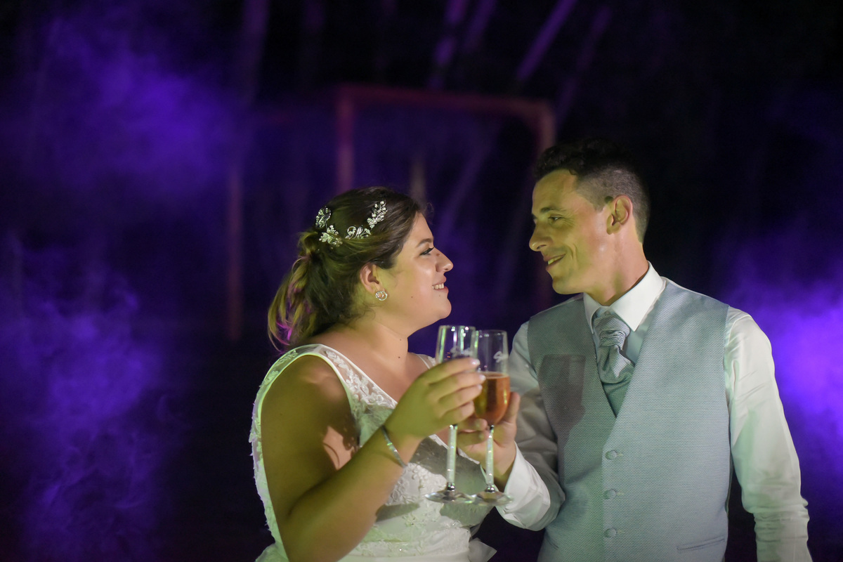 O brinde dos noivos à noite- Casamento