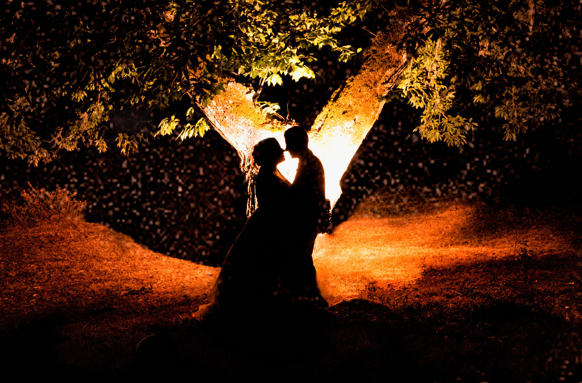 Os noivos no pôr do Sol- Sessão pós casamento.