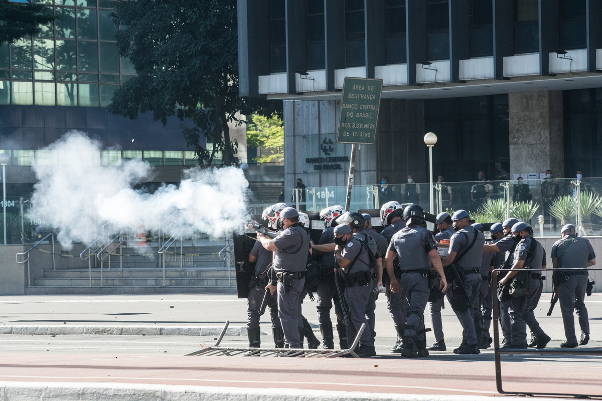 Policial Militar atira com bala de gas lacrimogêneo em manifestntes 