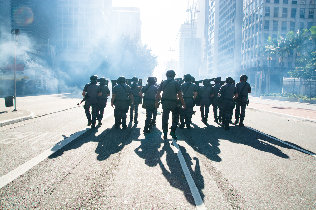 Policiais militares do Choque avançam contra os manifestantes na Av Paulista em 2020