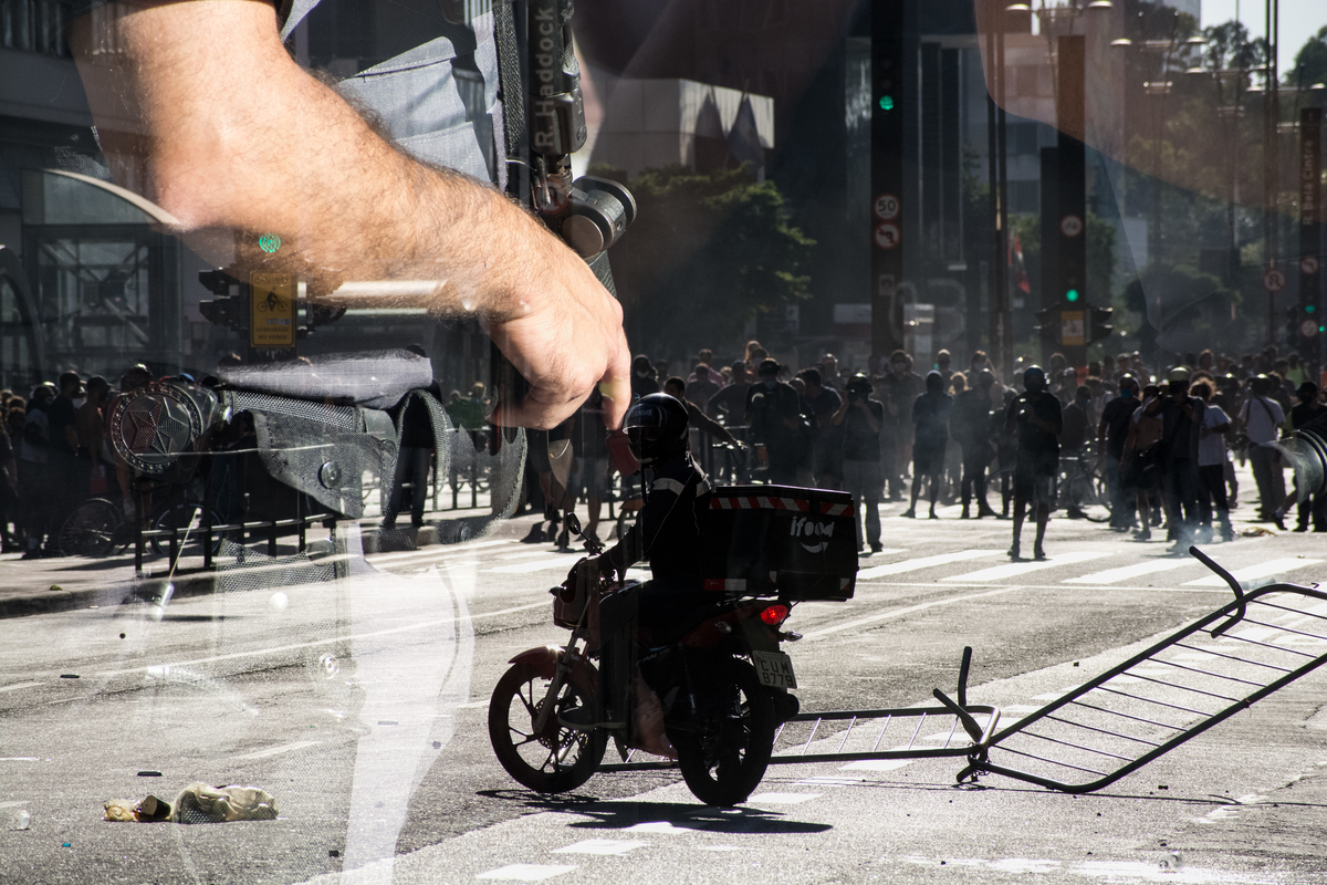 Imagem feita com dupla exposição na Av Paulista, mostra motociclista se afastando do policiais  na Av Paulista