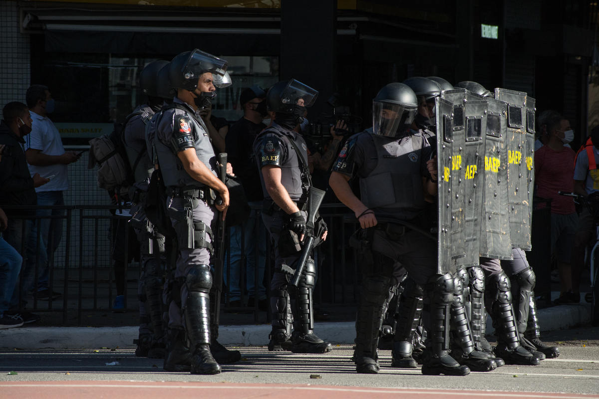 Policiais militares do Choque avançam contra os manifestantes na Av Paulista em 2020