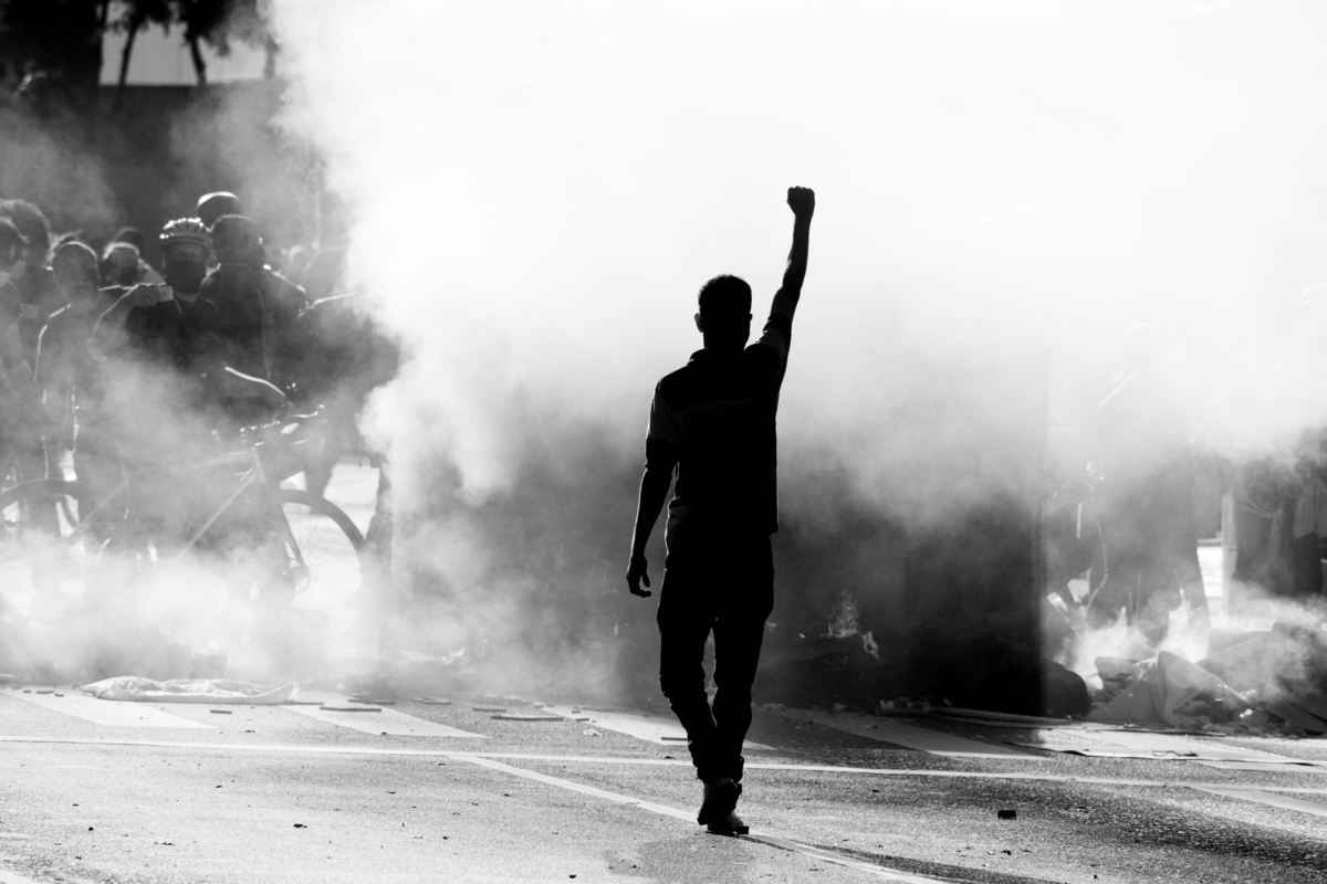 Manifestantes mostram resistencia em meio a lacrimogêneo lançado pela policia 