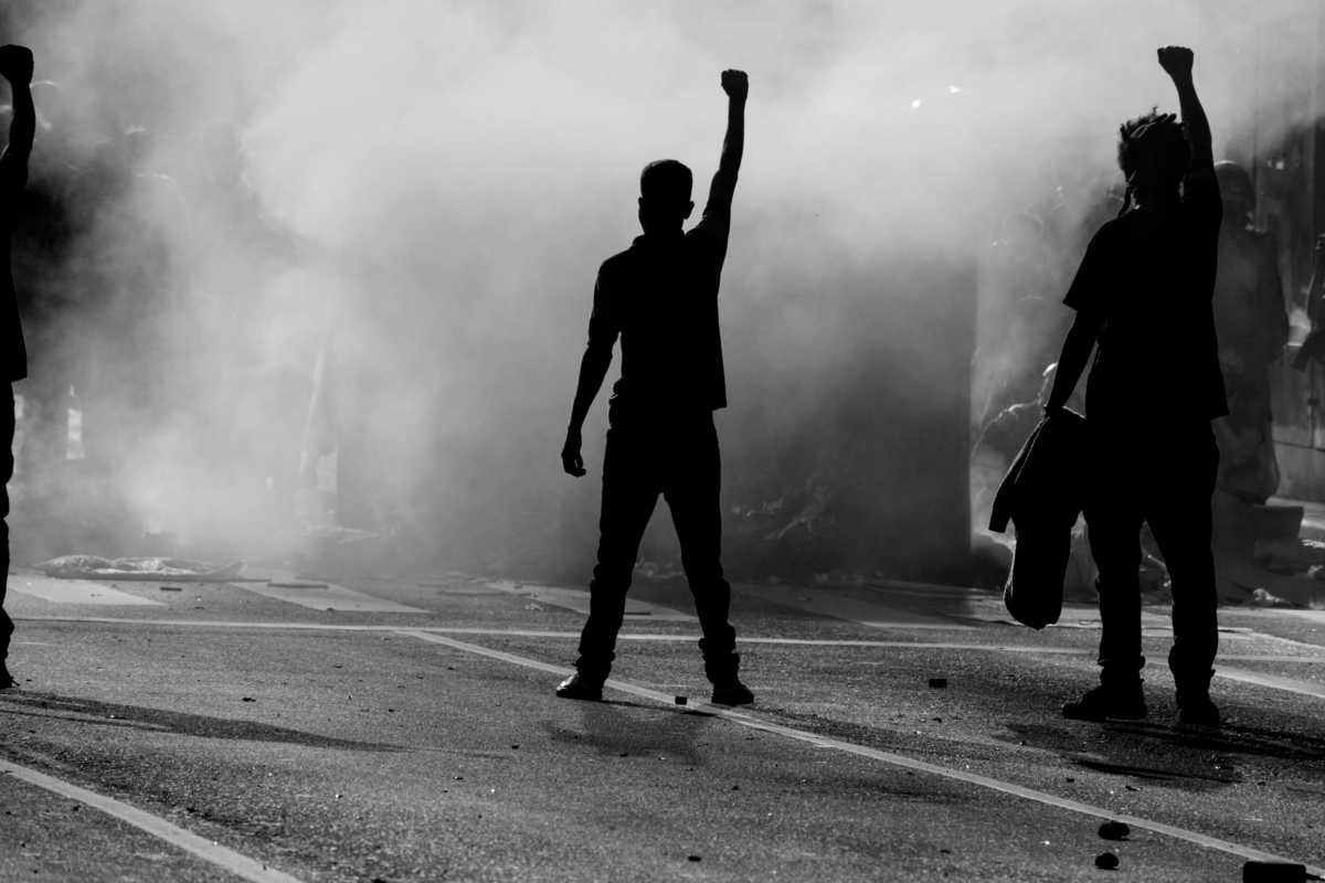 Manifestantes mostram resistencia em meio a lacrimogêneo lançado pela policia 