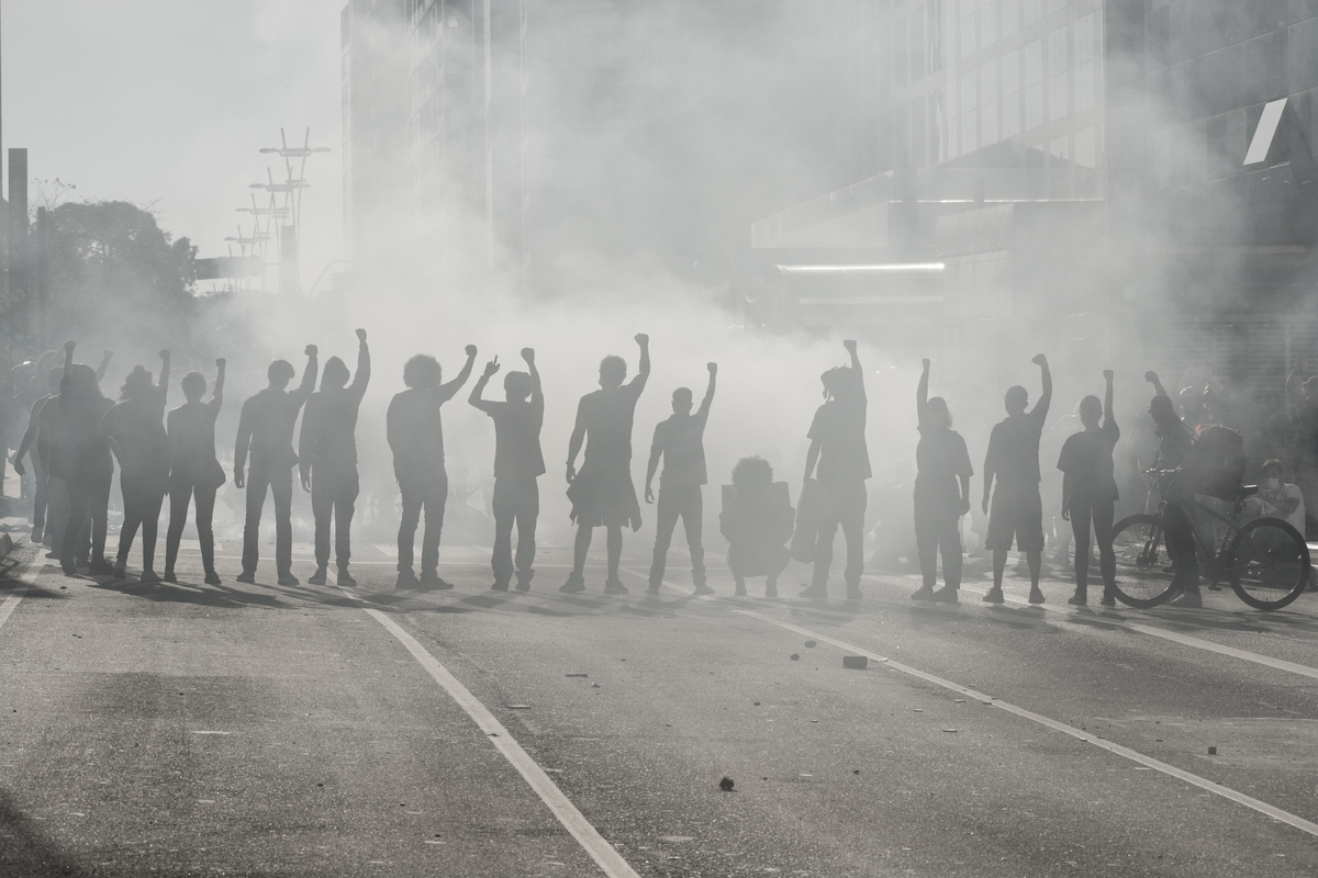 Manifestantes mostram resistencia em meio a lacrimogêneo lançado pela policia 