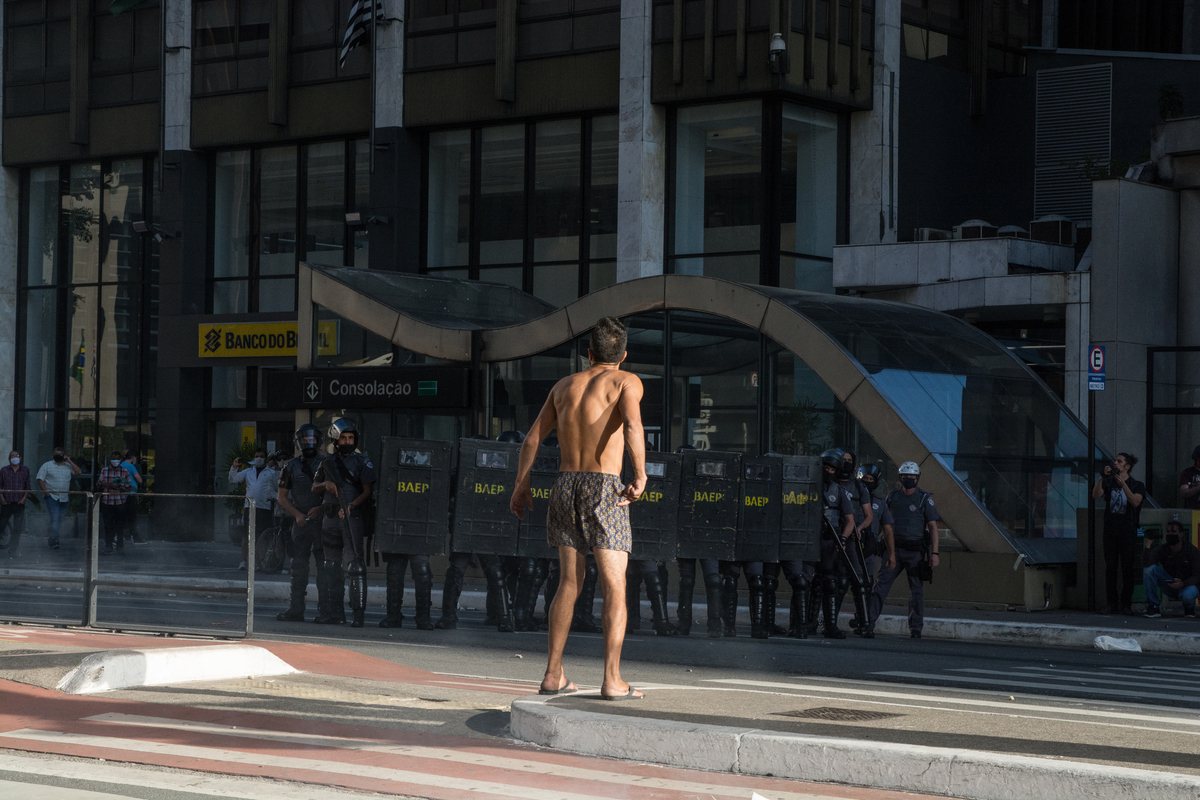 Homem em situação de rua enfrente policiais na Av Apulista 