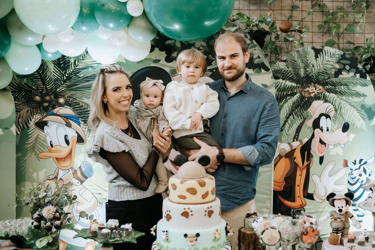 Festa infantil 2 anos menino tema Mickey Safari Buffet Espaço Formigueiro fotógrafa fotos naturais, São Paulo