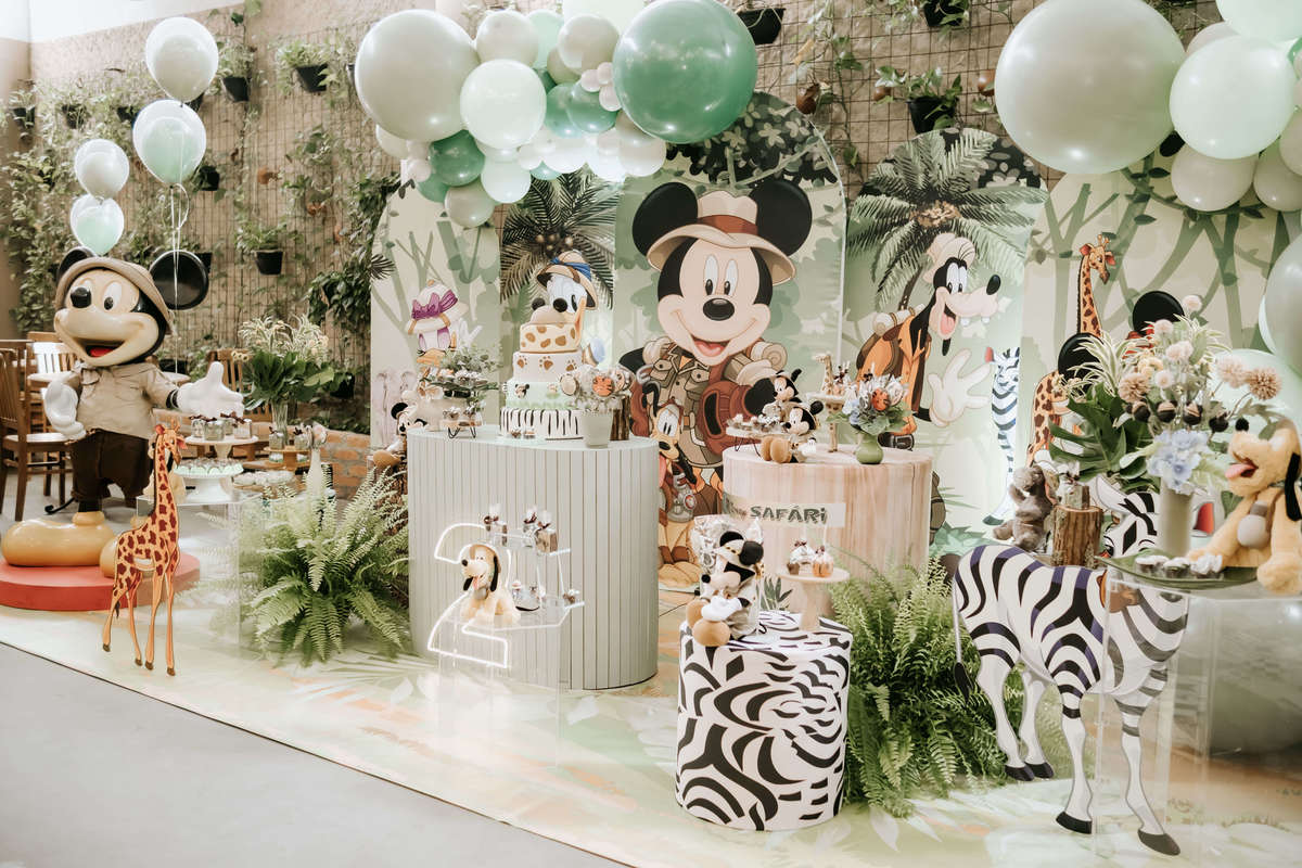 Festa infantil 2 anos menino tema Mickey Safari Buffet Espaço Formigueiro fotógrafa fotos naturais, São Paulo