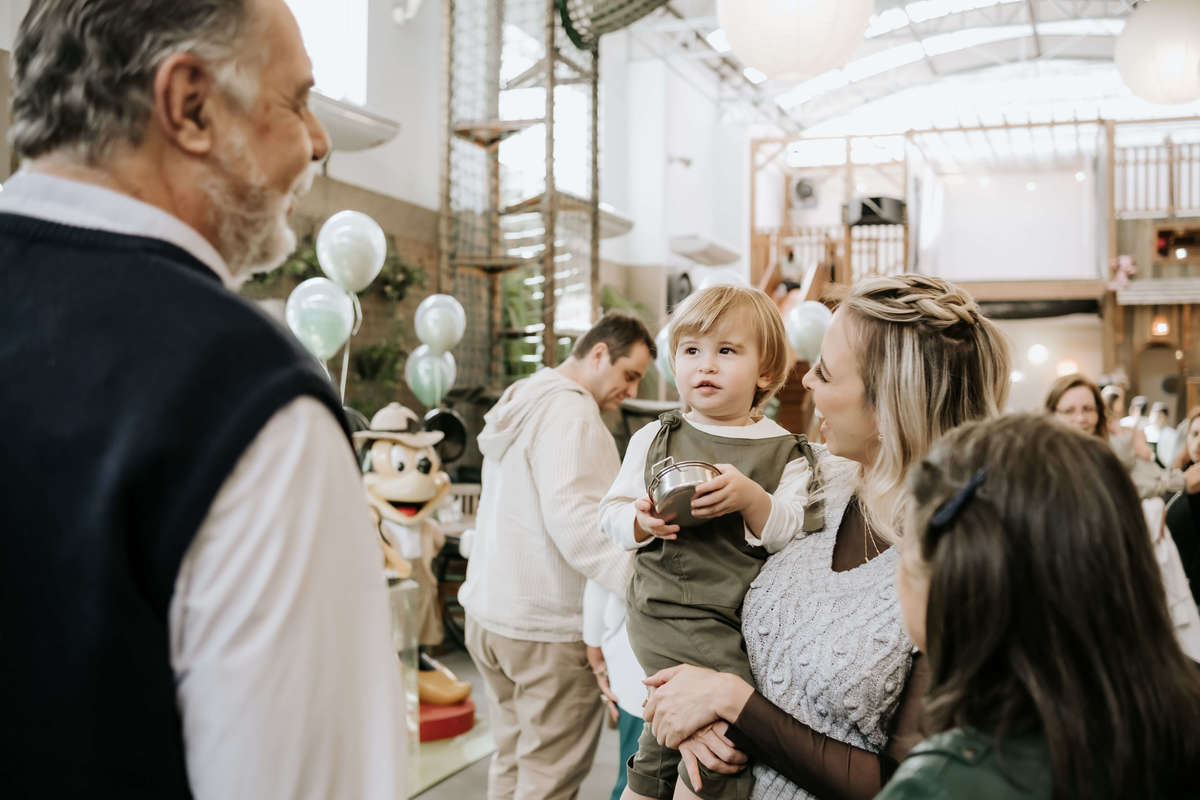 Festa infantil 2 anos menino tema Mickey Safari Buffet Espaço Formigueiro fotógrafa fotos naturais, São Paulo