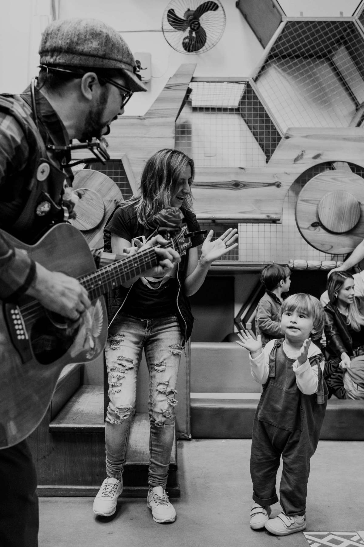 Festa infantil 2 anos menino tema Mickey Safari Buffet Espaço Formigueiro fotógrafa fotos naturais, São Paulo