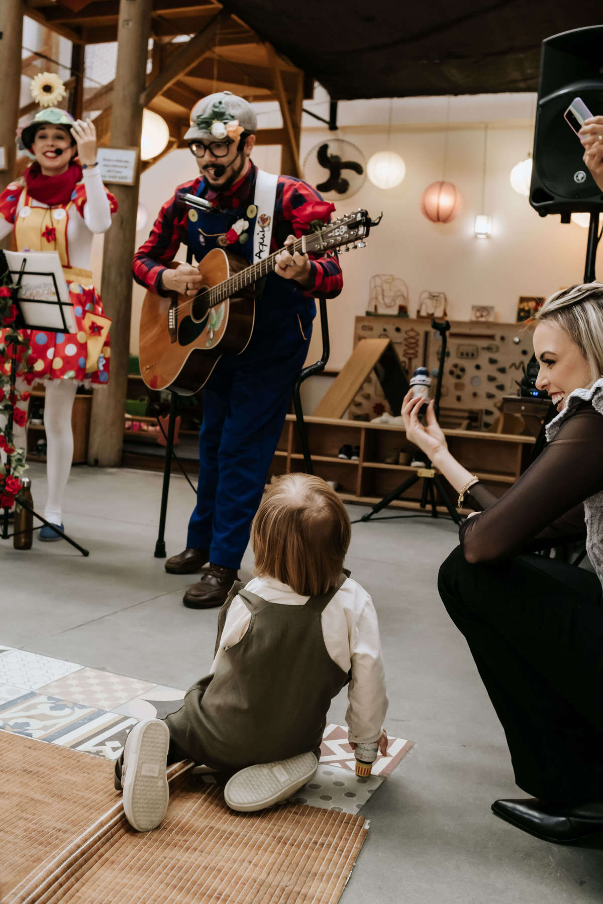 Festa infantil 2 anos menino tema Mickey Safari Buffet Espaço Formigueiro fotógrafa fotos naturais, São Paulo