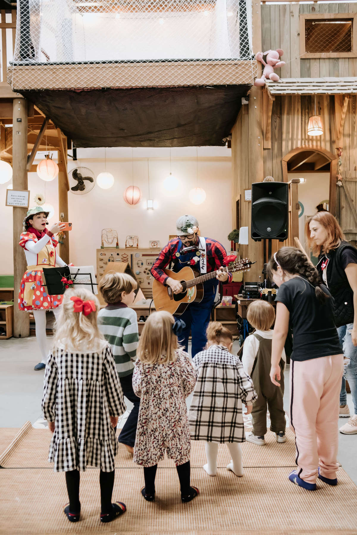Festa infantil 2 anos menino tema Mickey Safari Buffet Espaço Formigueiro fotógrafa fotos naturais, São Paulo