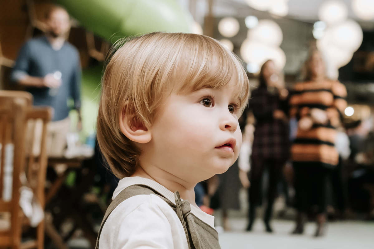 Festa infantil 2 anos menino tema Mickey Safari Buffet Espaço Formigueiro fotógrafa fotos naturais, São Paulo
