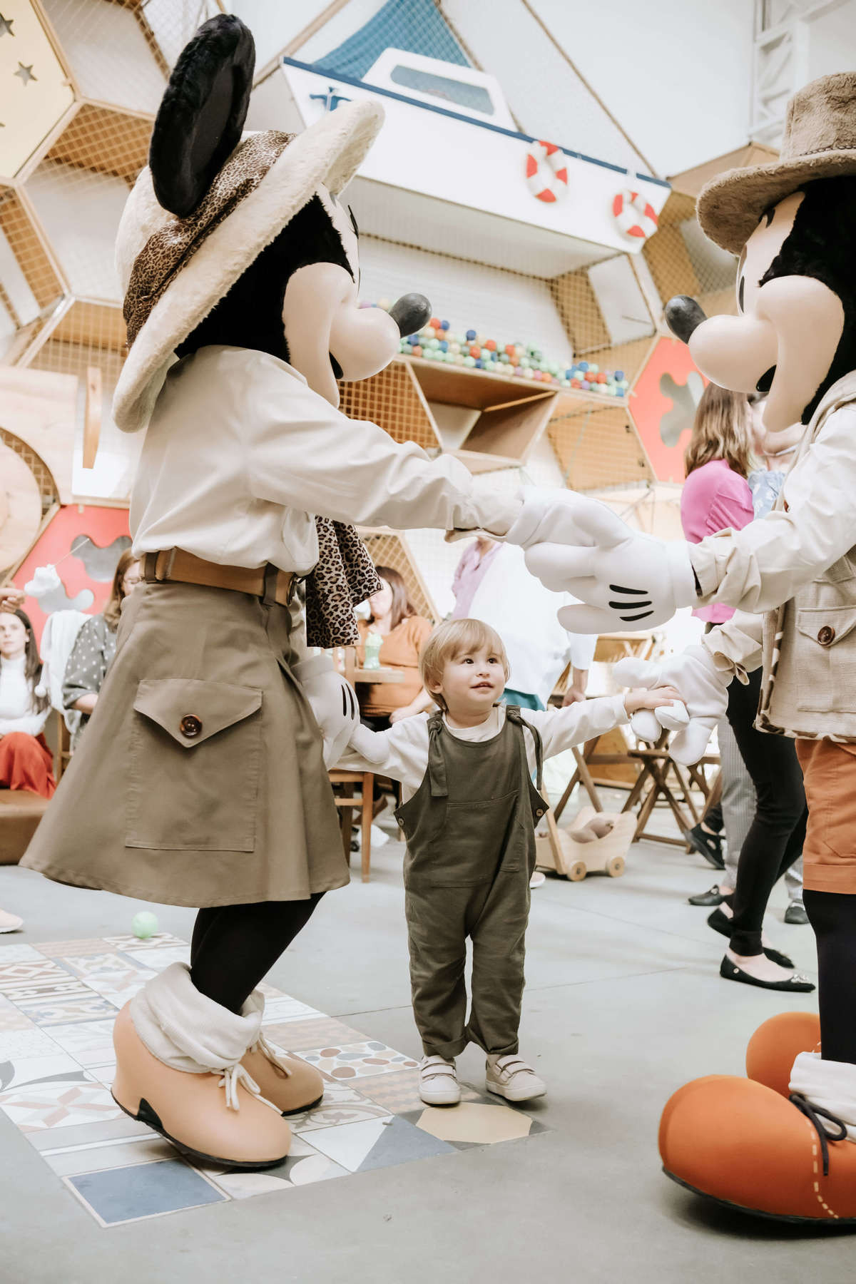 Festa infantil 2 anos menino tema Mickey Safari Buffet Espaço Formigueiro fotógrafa fotos naturais, São Paulo