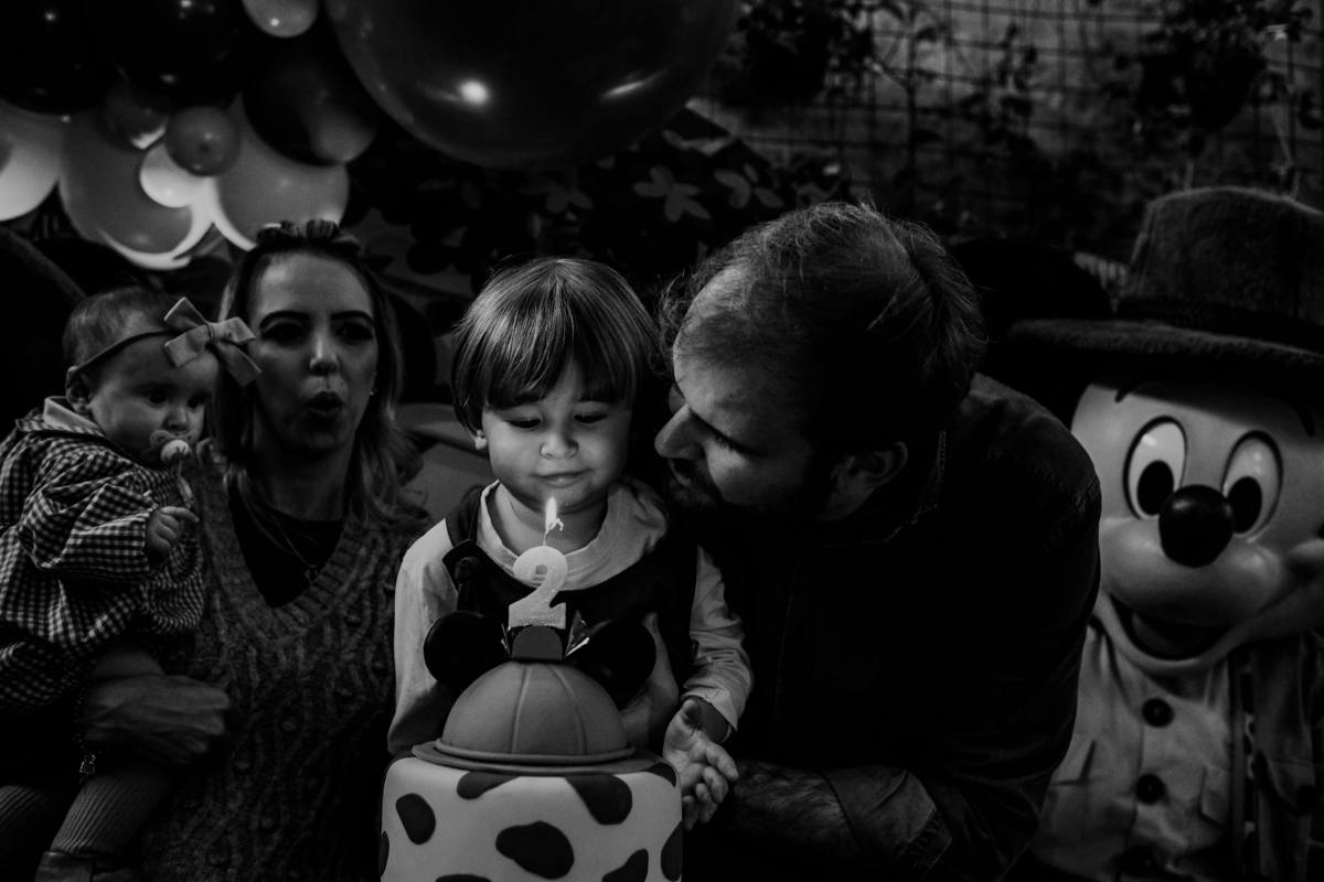 Festa infantil 2 anos menino tema Mickey Safari Buffet Espaço Formigueiro fotógrafa fotos naturais, São Paulo