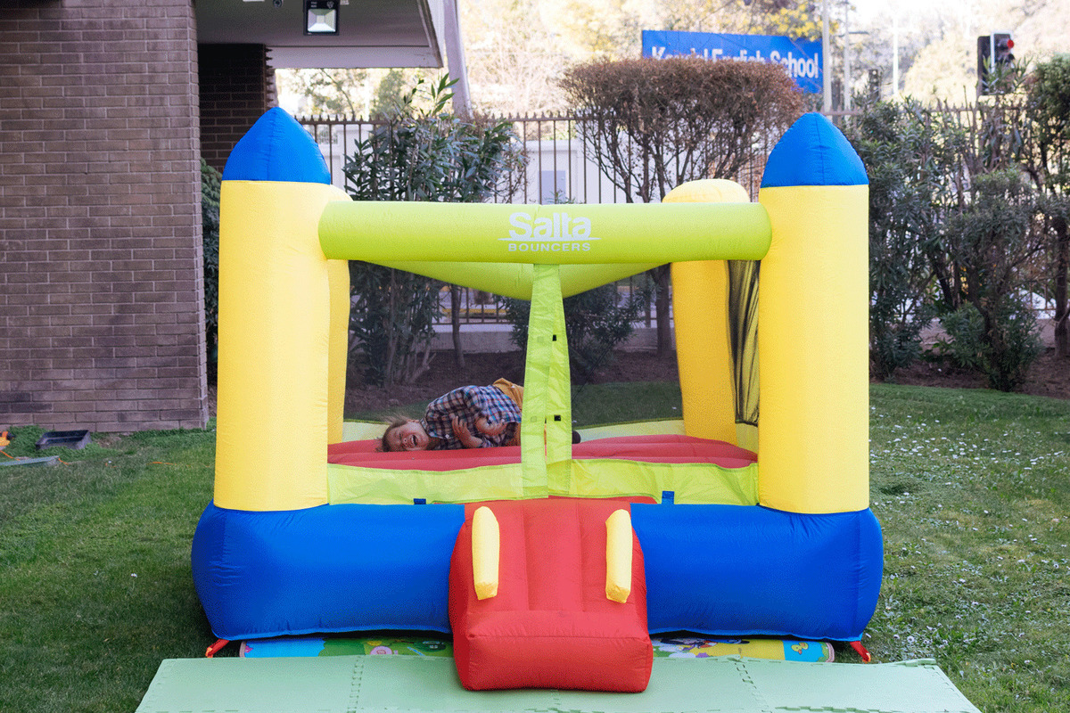 Cuando aún no llegan los invitados y tiene el inflable para ti solito