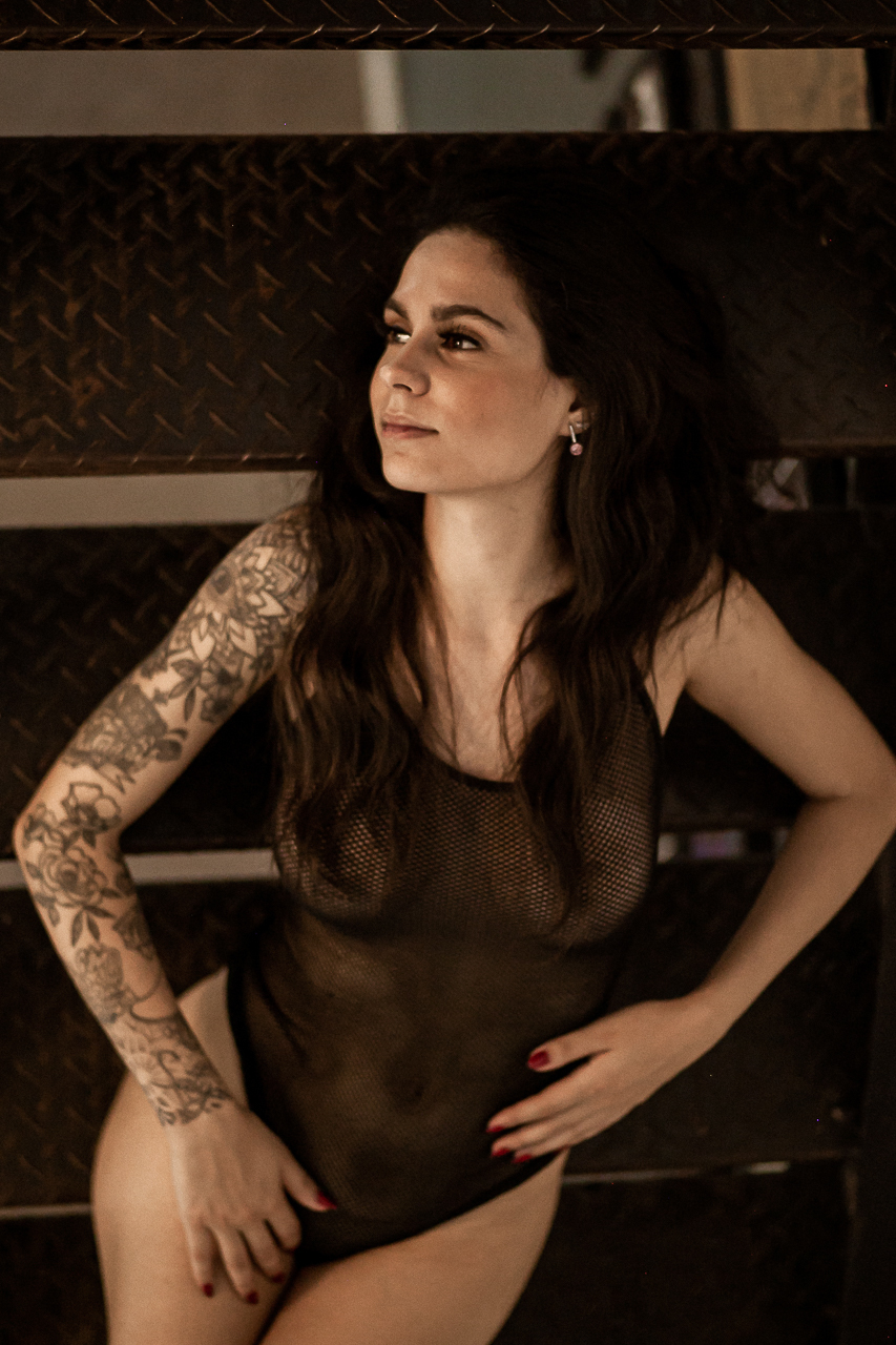 mulher-lingerie-preta-deitada