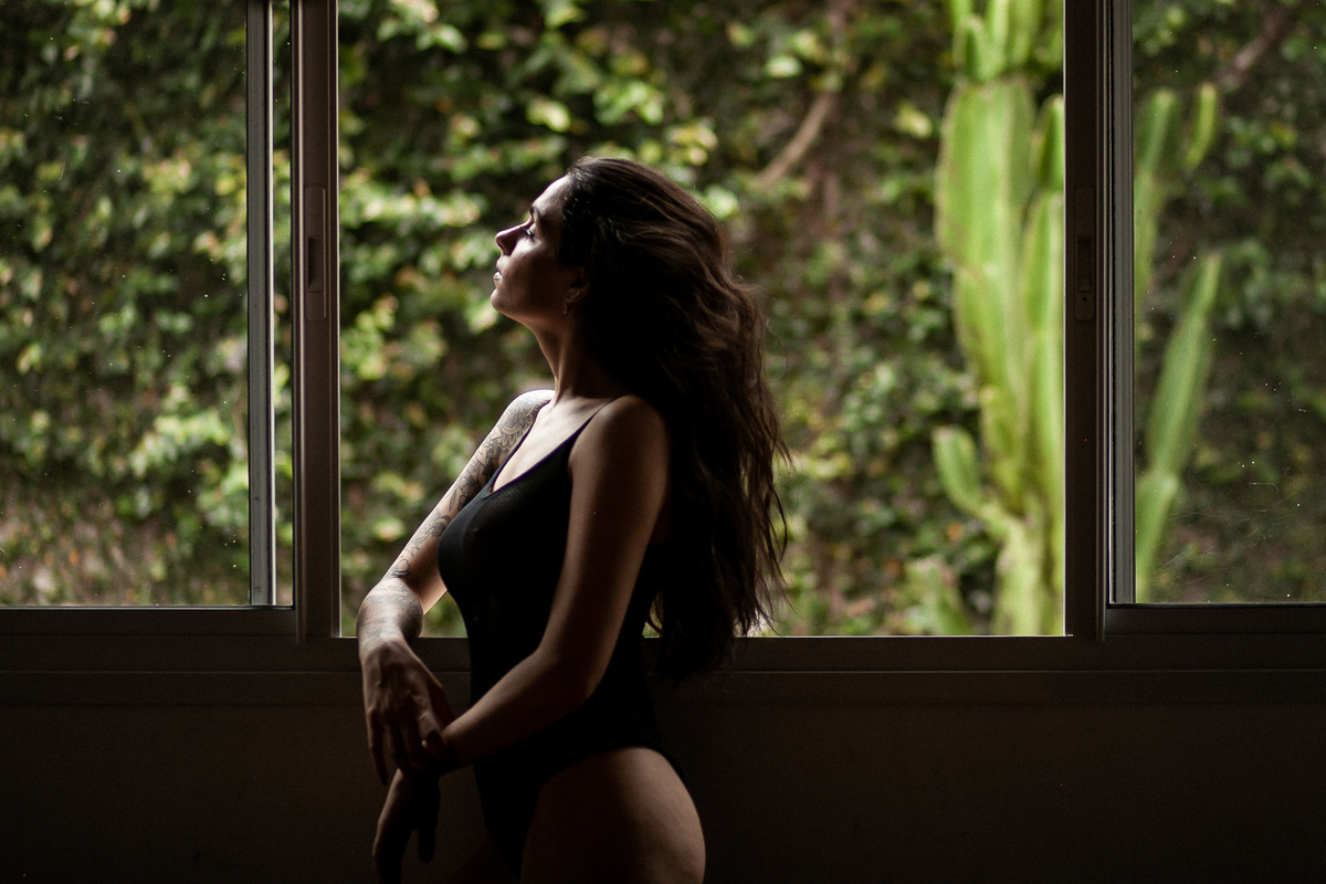mulher-lingerie-preta-olhando
