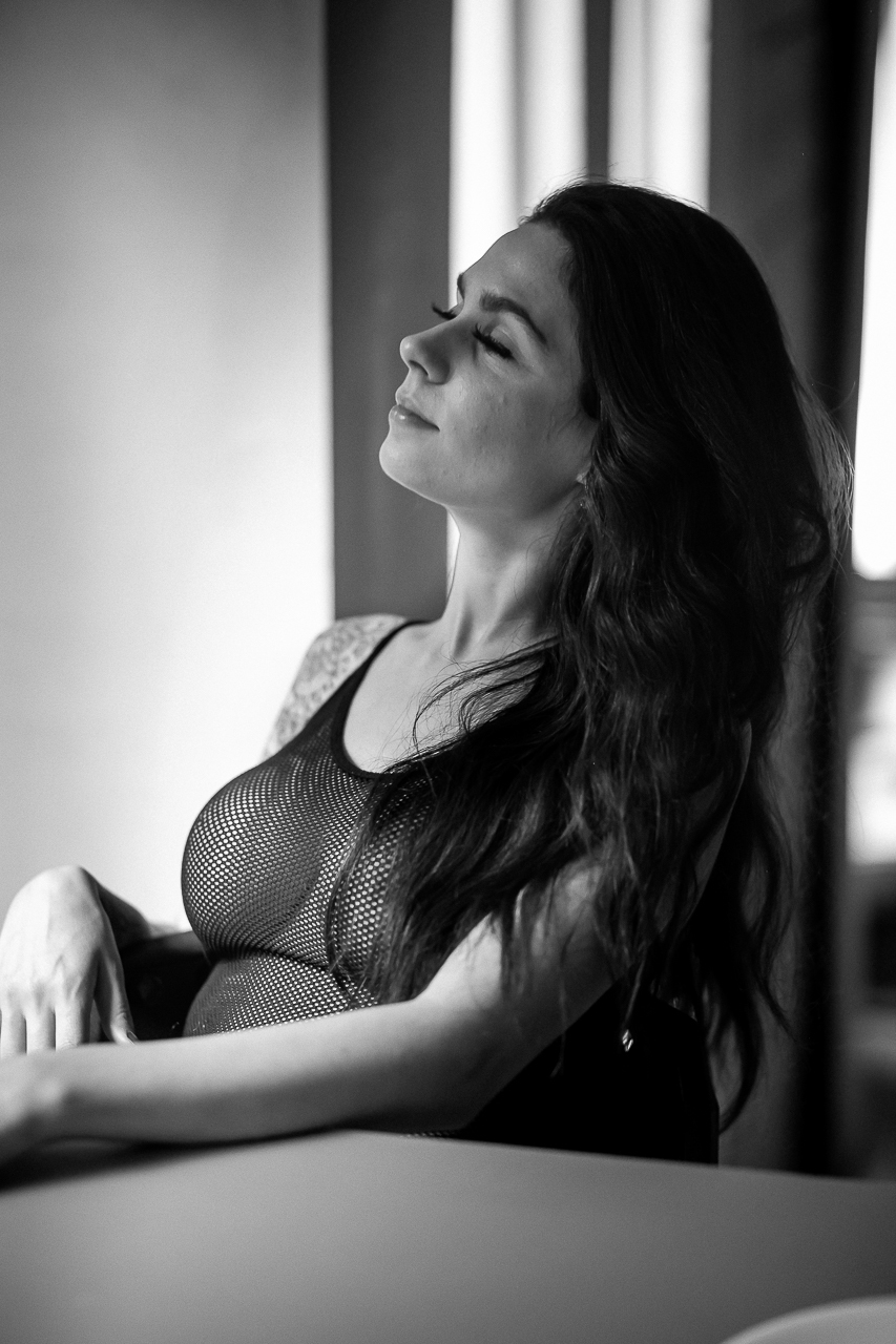 mulher-lingerie-preta-olhos-fechados